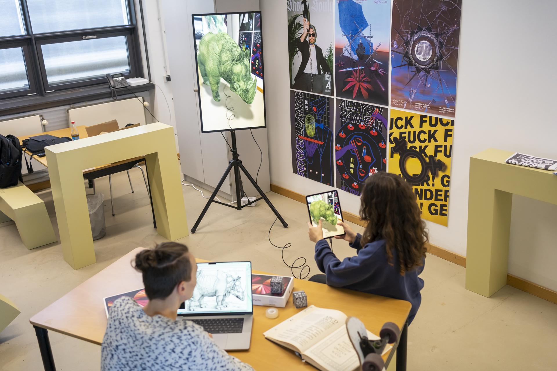 Zwei Studierende arbeiten mit Augmented Reality