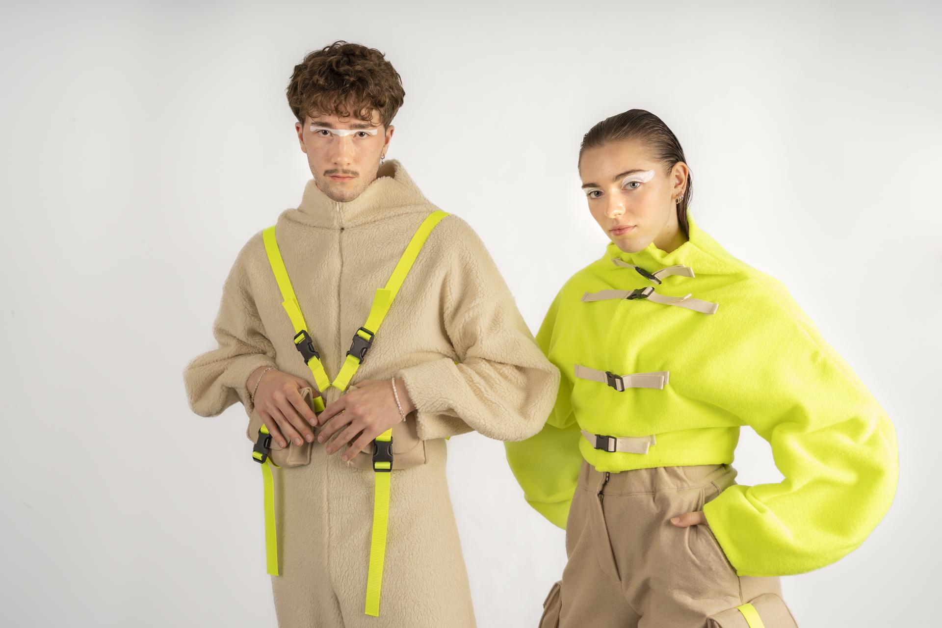 Zwei Studierende in neongelben Outfits