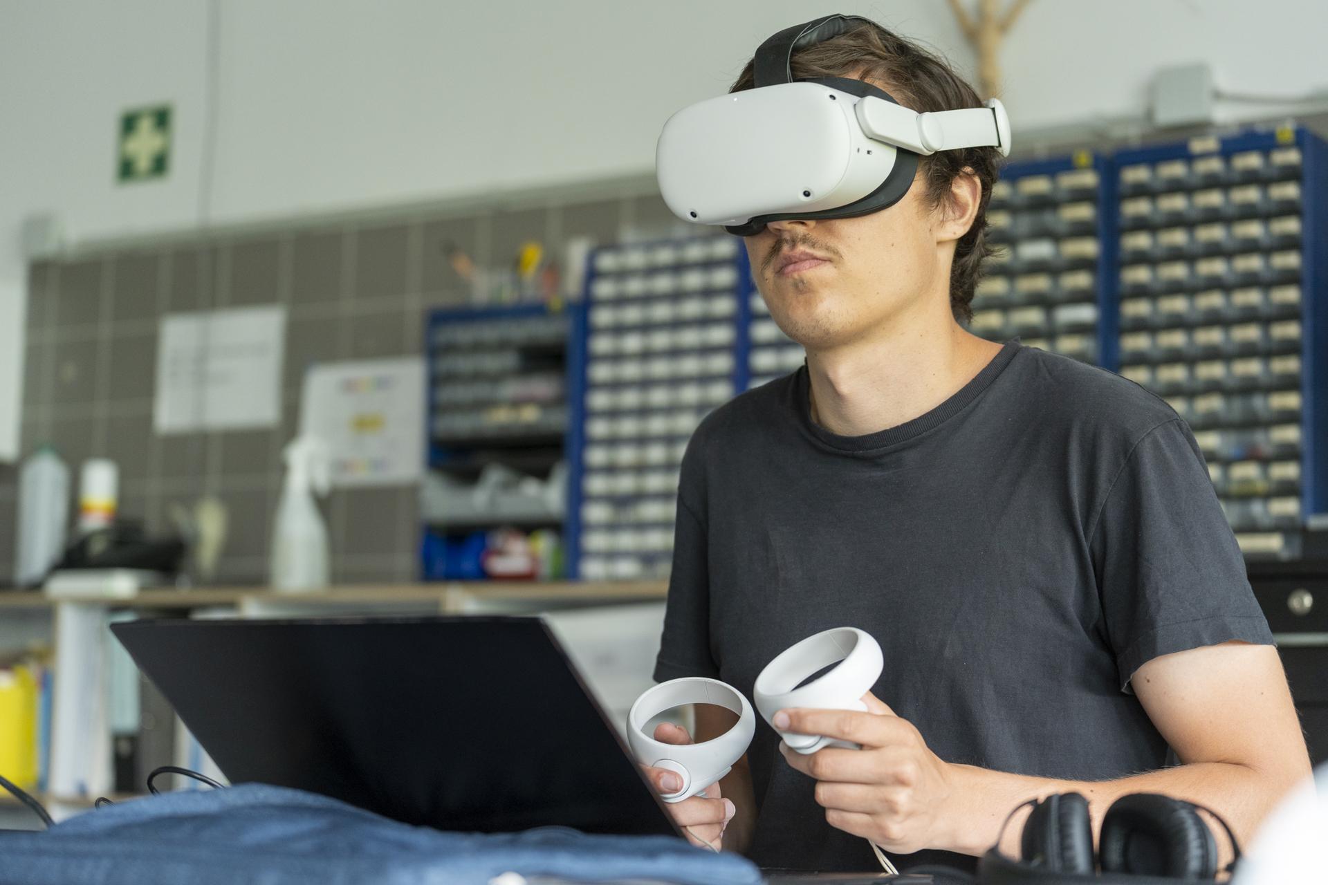 Studierender mit VR-Brille