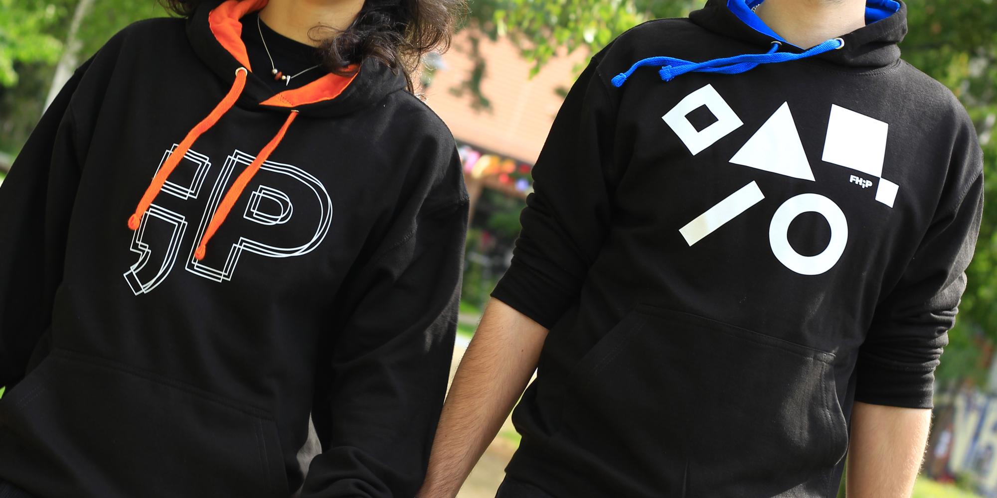 zwei Personen tragen einen Hoodie mit FHP-Motiven