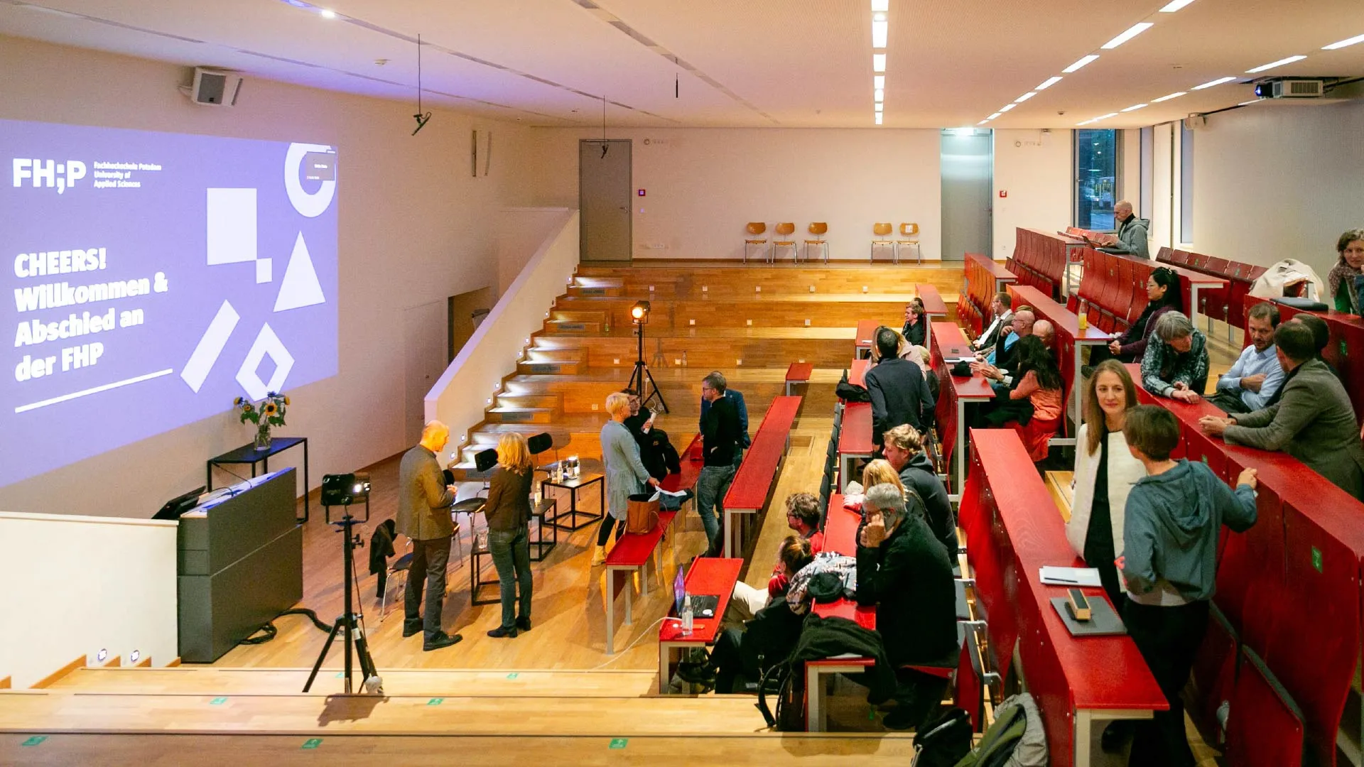 Hörsaal voller Menschen