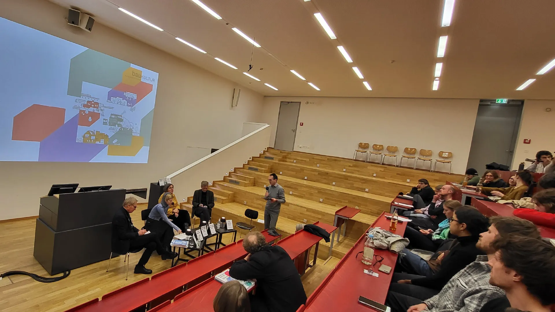 Hörsaal voller Menschen