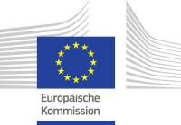 Zentral ist die EU Flagge zu sehen. Unter der Flagge steht in schwarzer Schrift Europäische Kommission. Im Hintergrund sind aneinandergereihte schwarze Linien zu sehen die mittig nach oben zeigen.