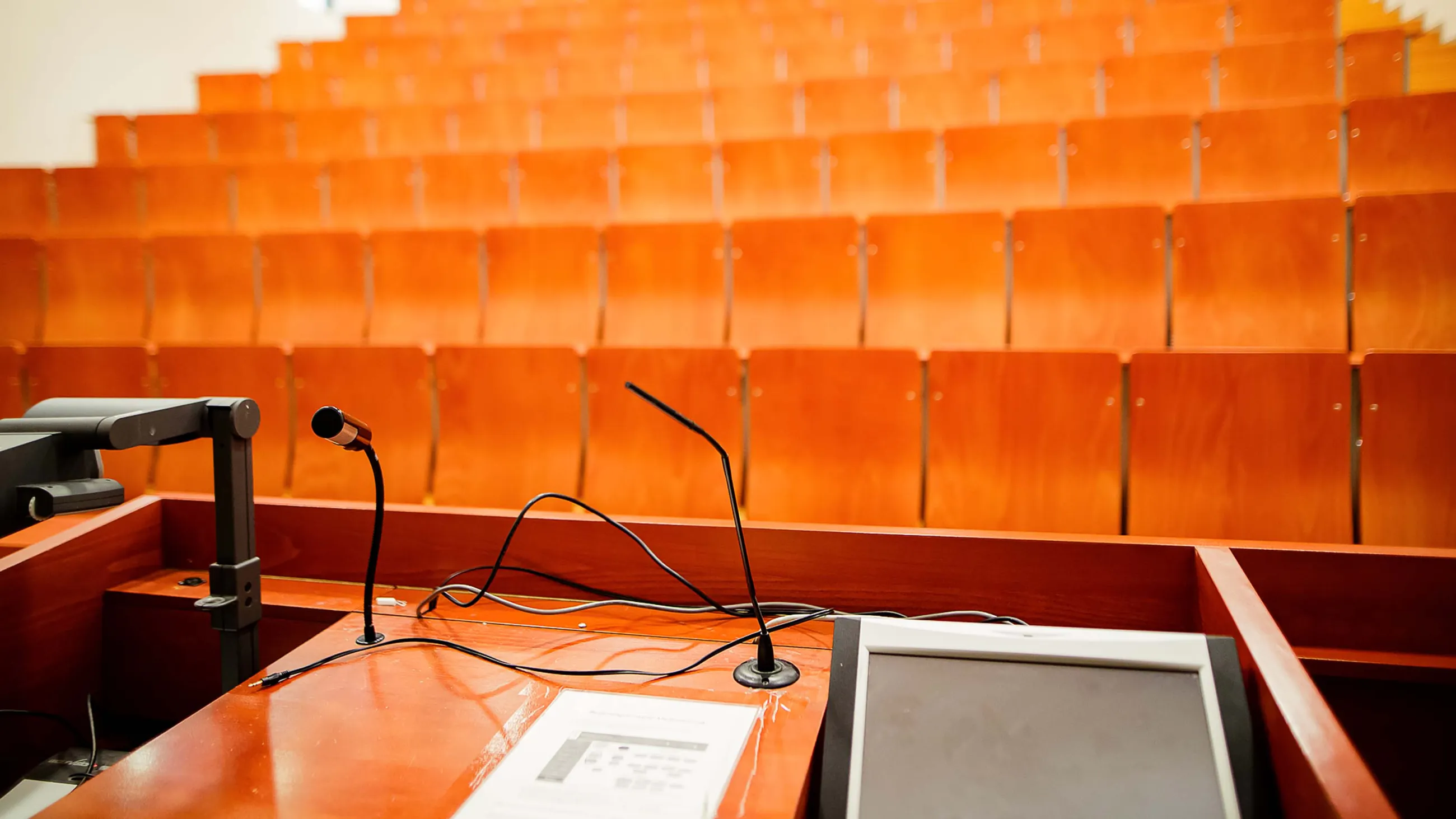 Kleiner Hörsaal mit Redner*innenpult im Hauptgebäude der FH Potsdam