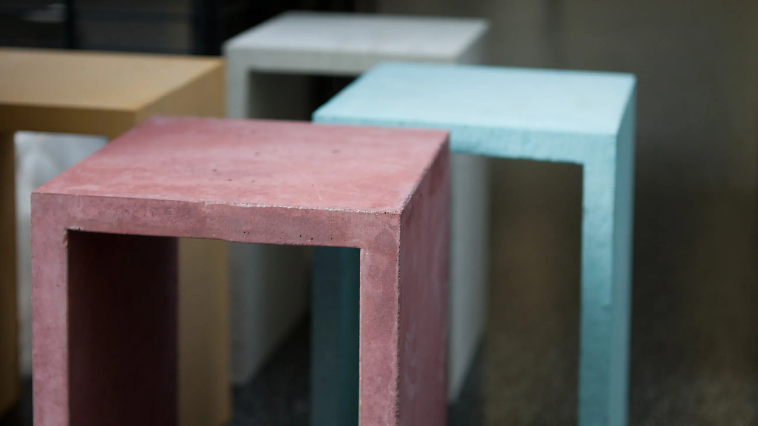 Vier Hocker aus Beton aus dem Studiengang Produktdesign