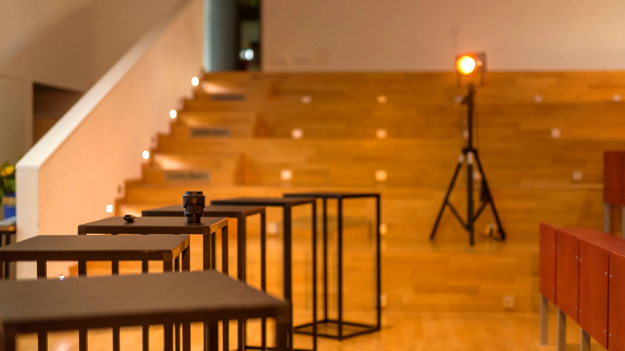 Leerer Vorlesungssaal mit Stehtischen auf dem Podium 