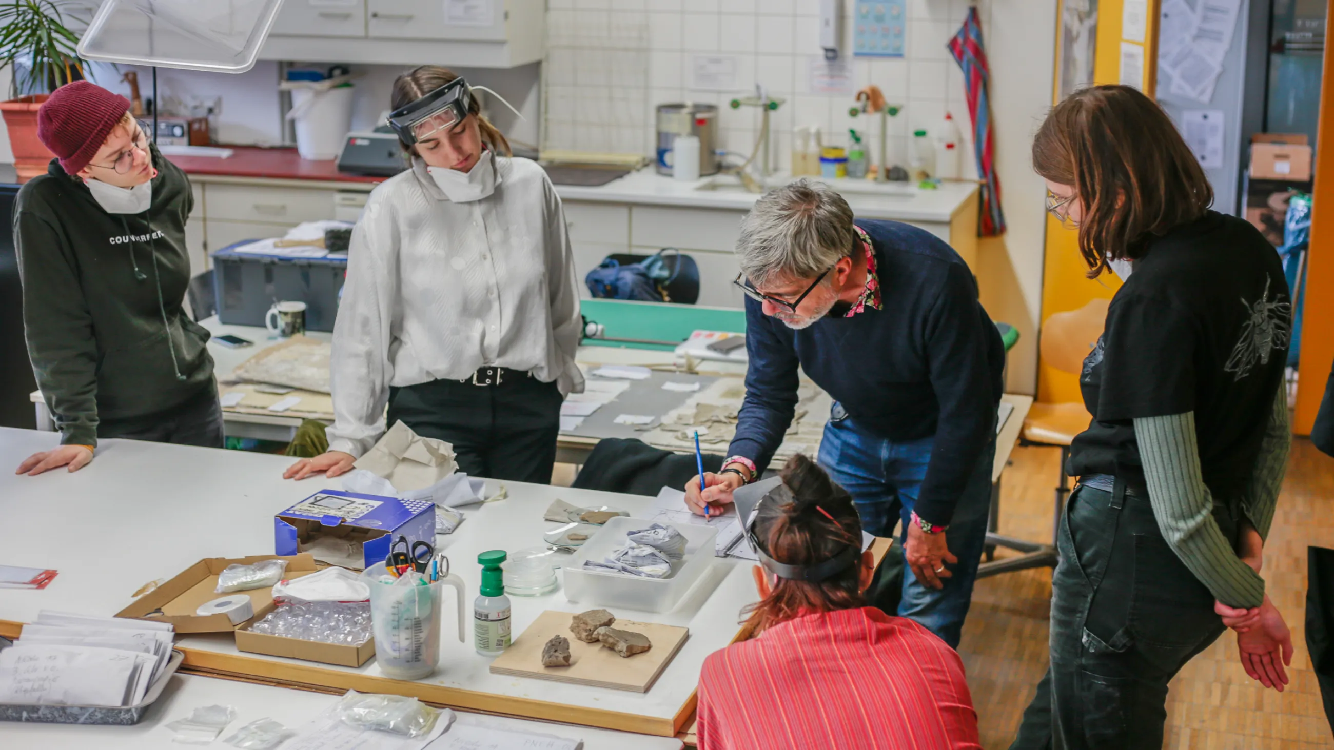 Projektbesprechung in der Wandmalerei-Werkstatt