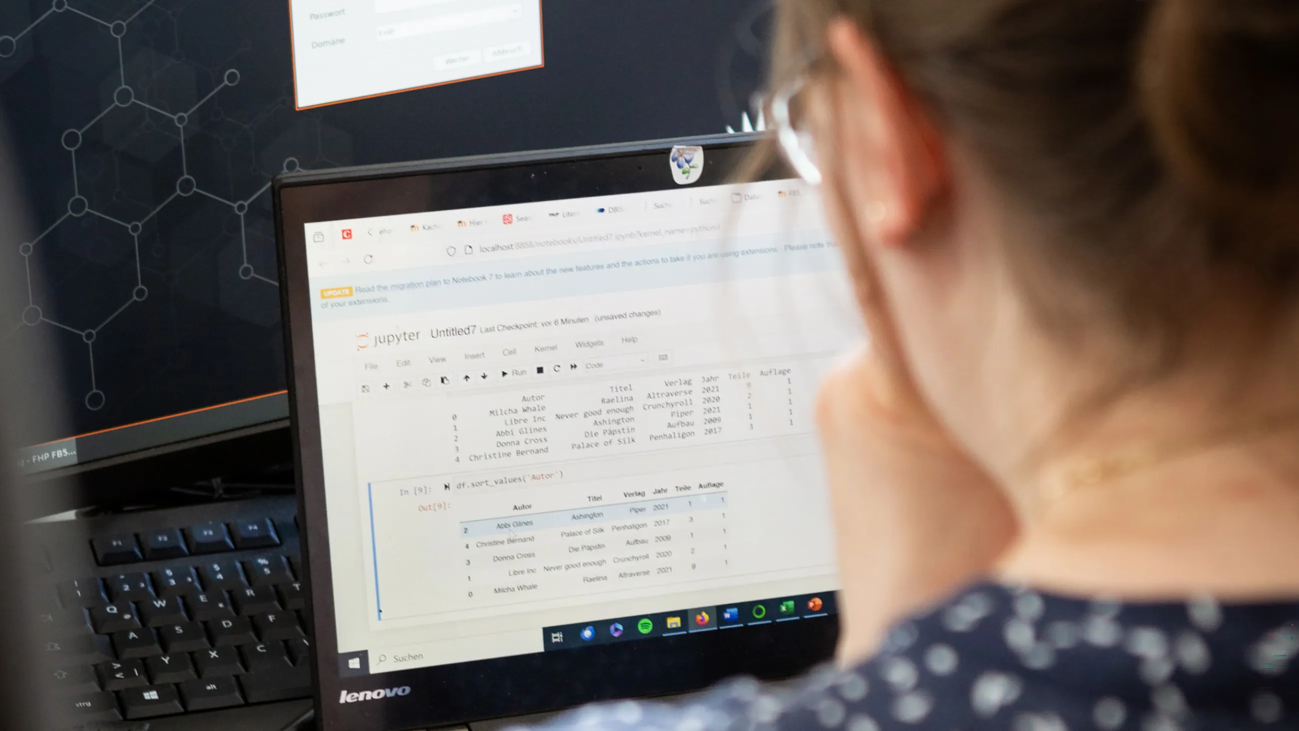 Eine Studentin programmiert etwas an einem Laptop