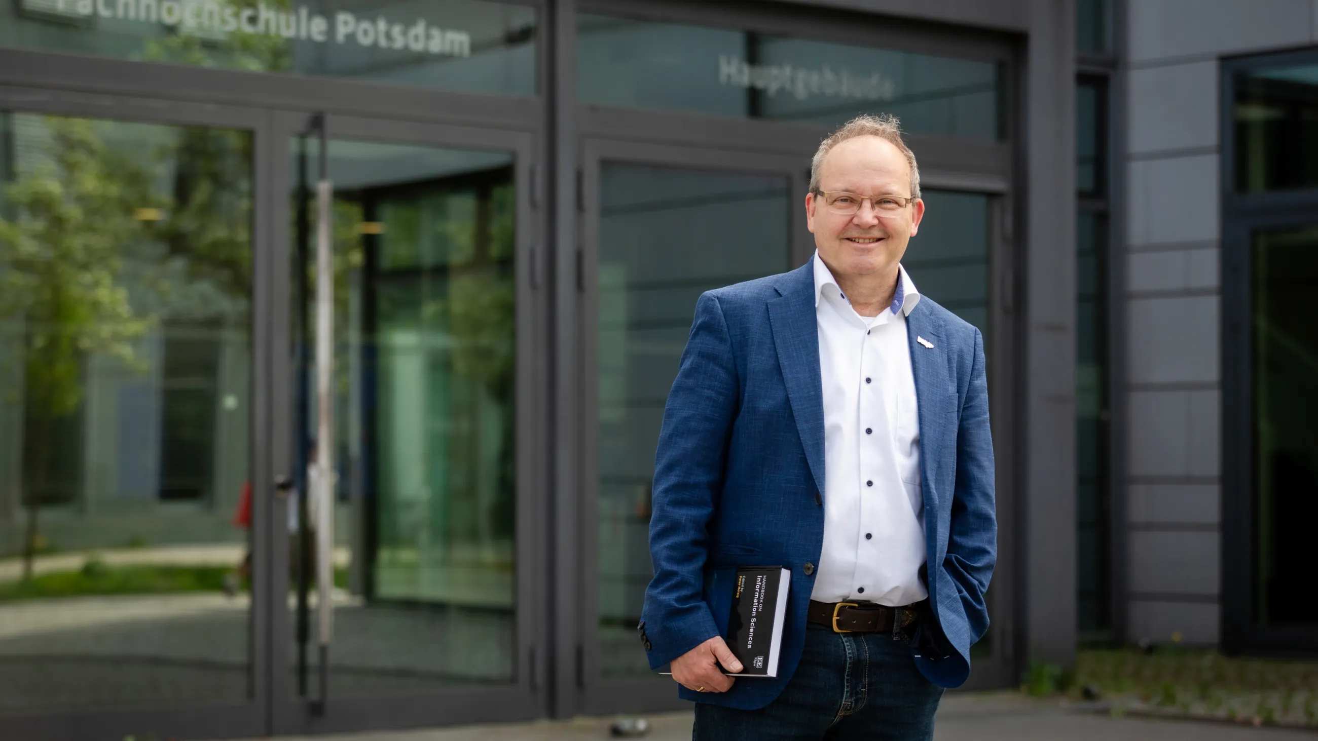 Peter Heisig steht vor dem Hauptgebäude der FHP