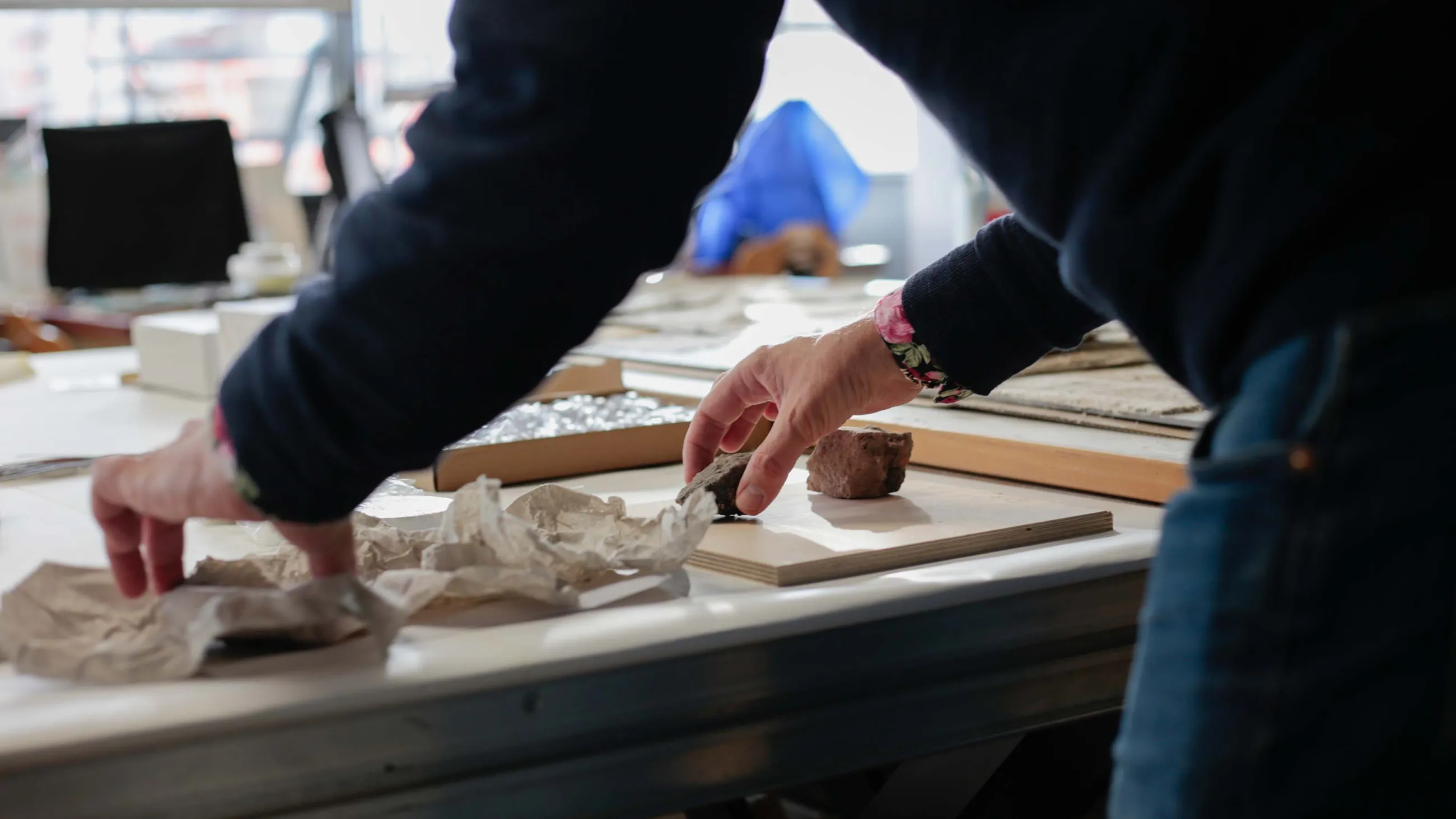 Begutachtung von Steinen in einer Werkstatt der Konservierung und Restaurierung