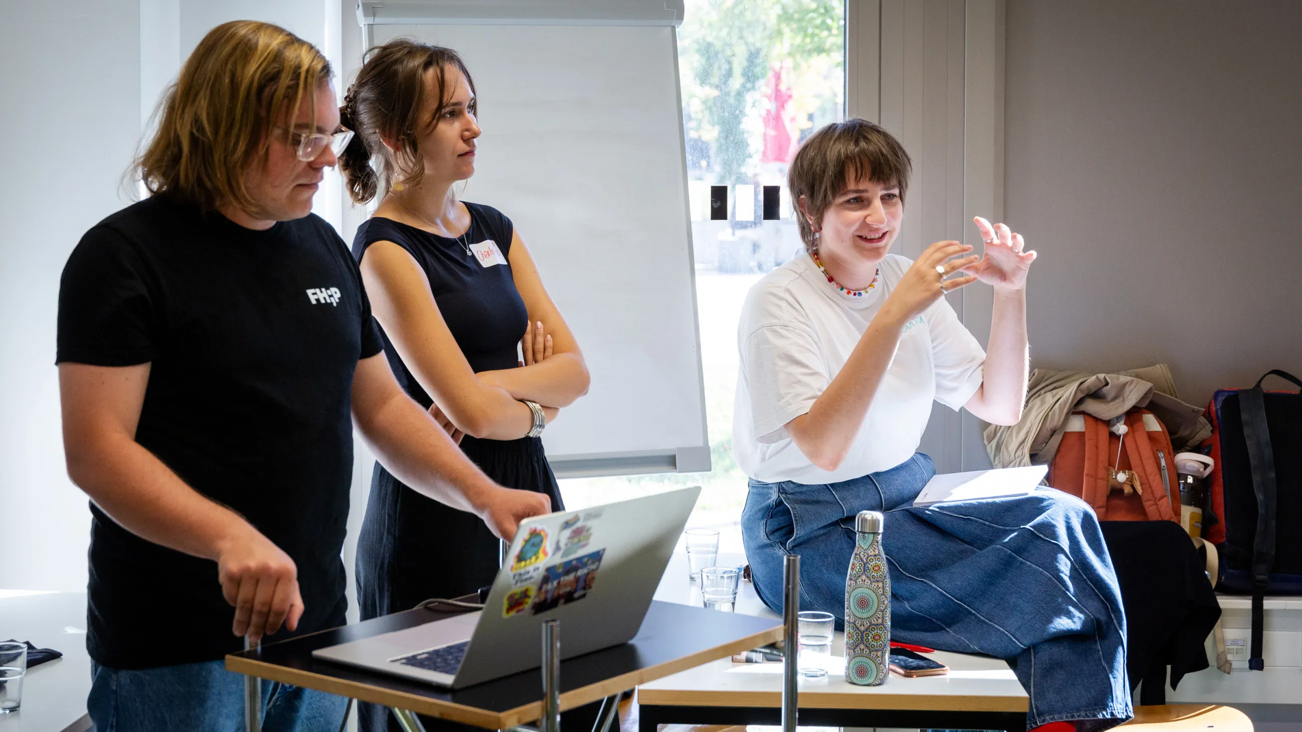 Studierende bei einer Präsentation vor internationalen Studierenden