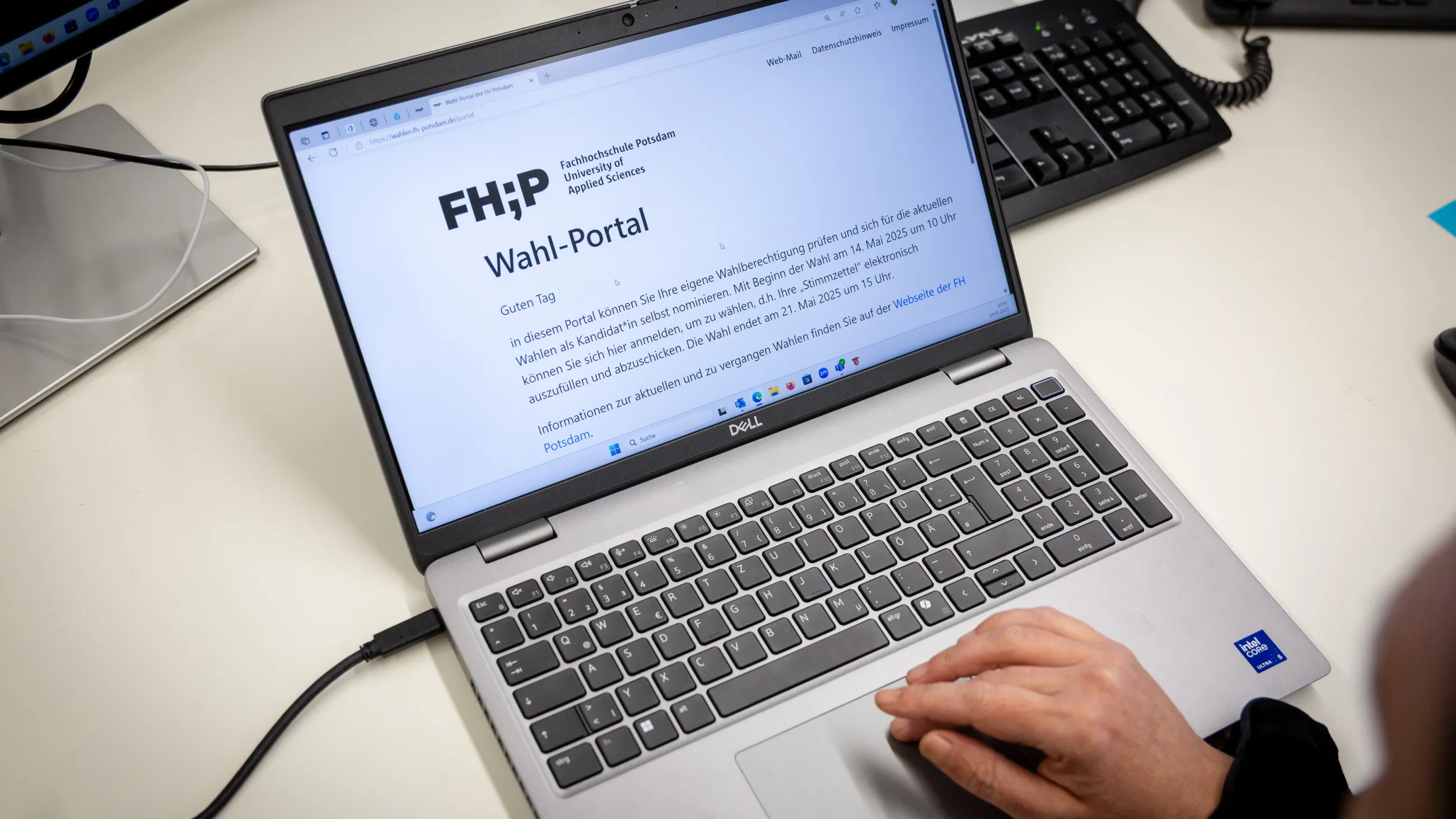 Laptop mit FHP-Wahlportal auf dem Display