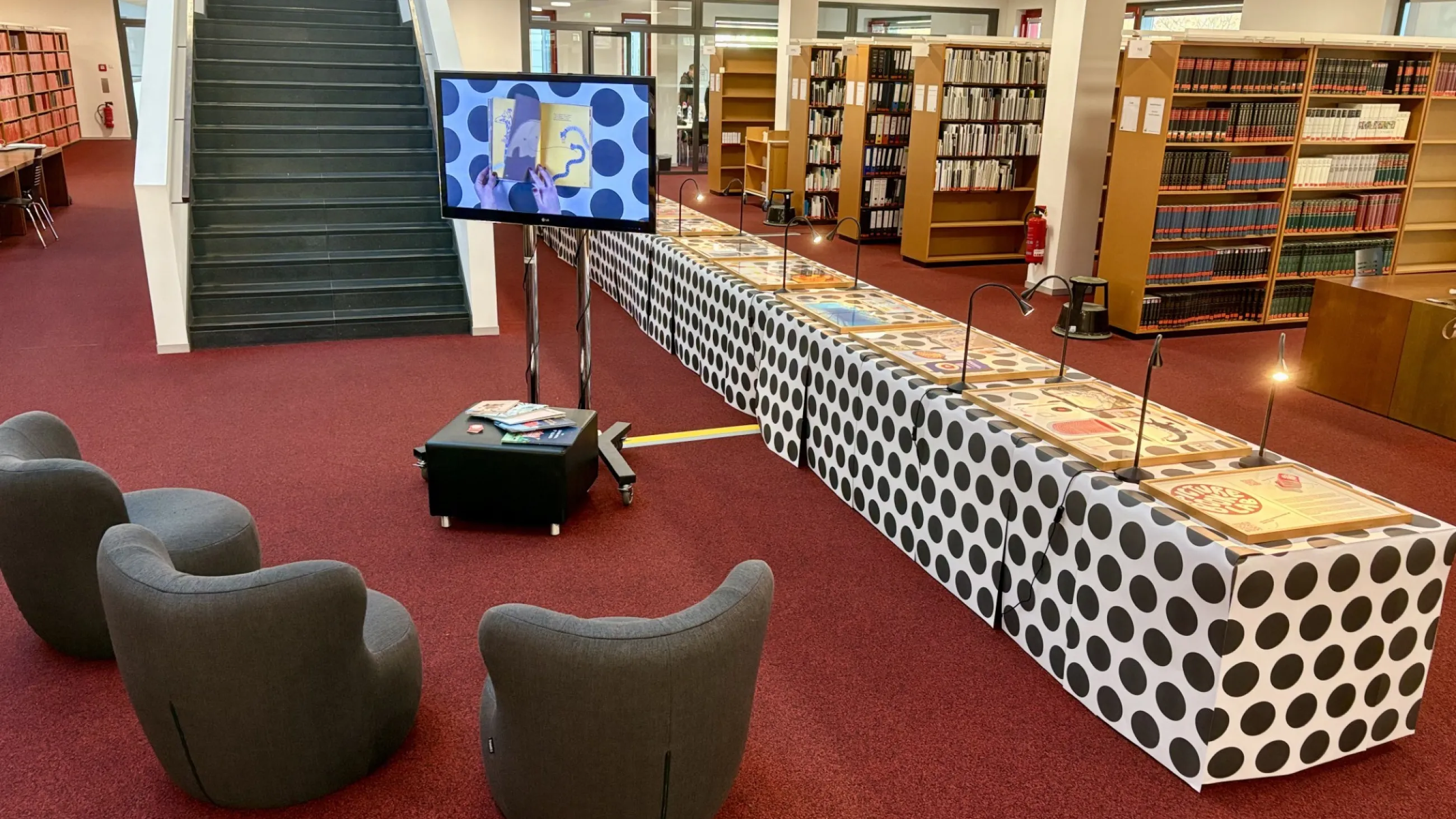 Innenraum der Hochschulbibliothek der FHP während der Picture-Book-Lab-Ausstellung