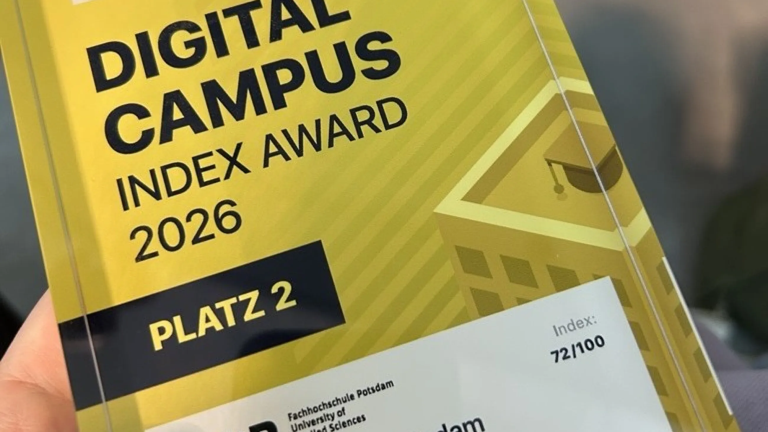 Auszeichnung Campus Indes 2025, gelber Glaspokal