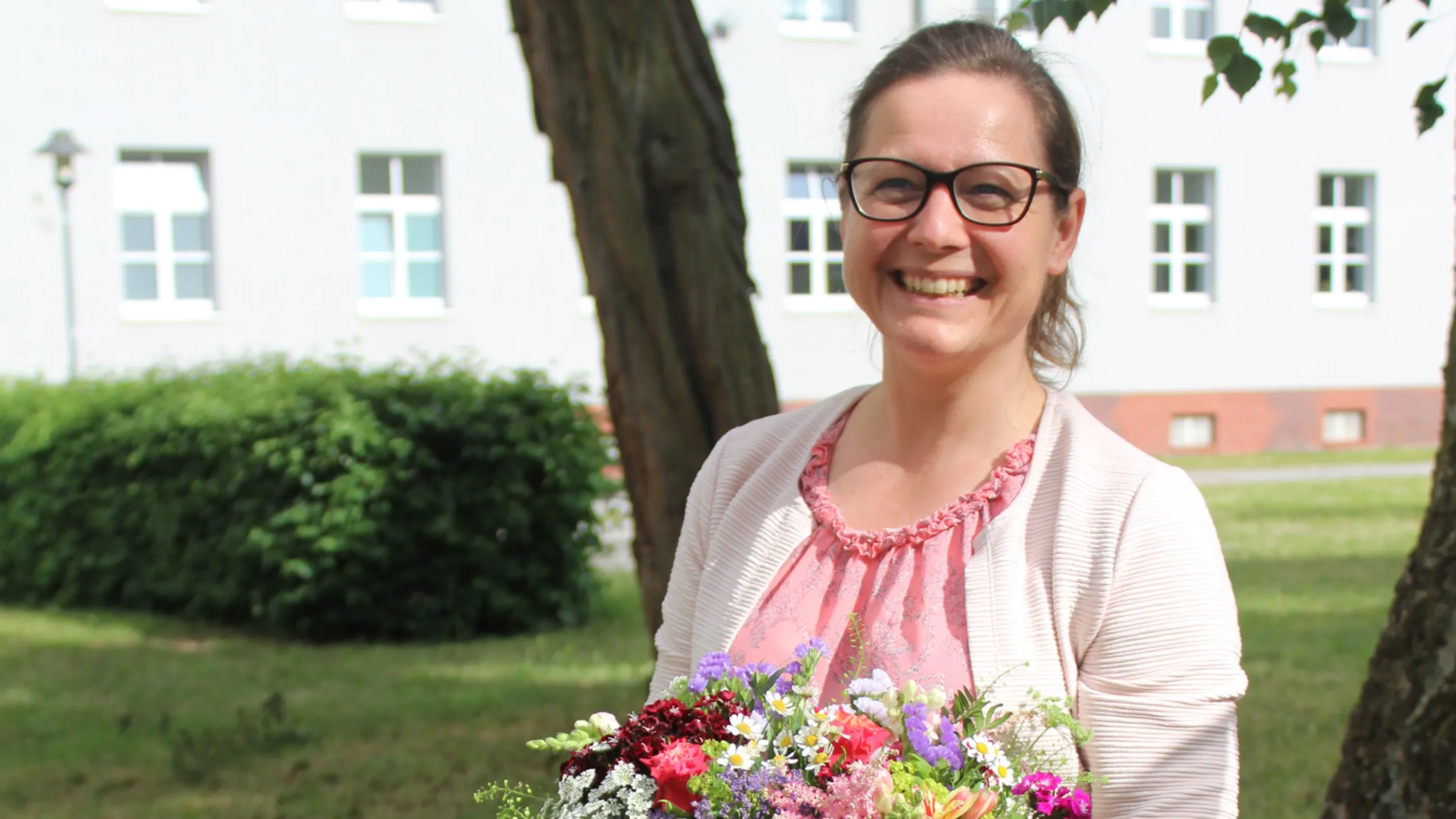 Prof. Dr. Gerlind Große mit Blumenstrauß bei ihrer Wahl zur Dekanin