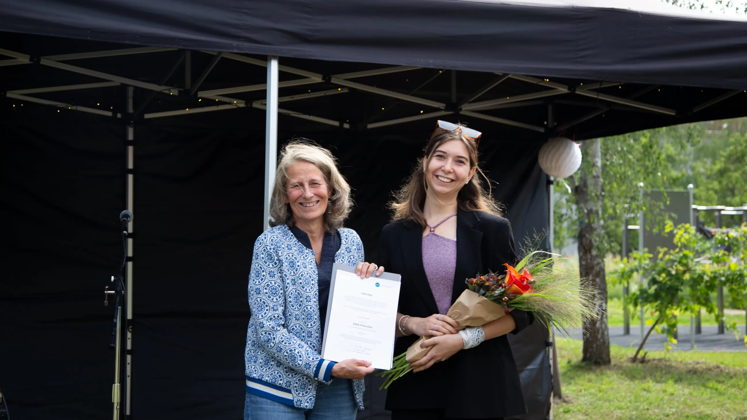 Foto von Prof. Dr. Eva Schmitt-Rodermund und DAAD-Preisträgerin Elitsa Dimitrova