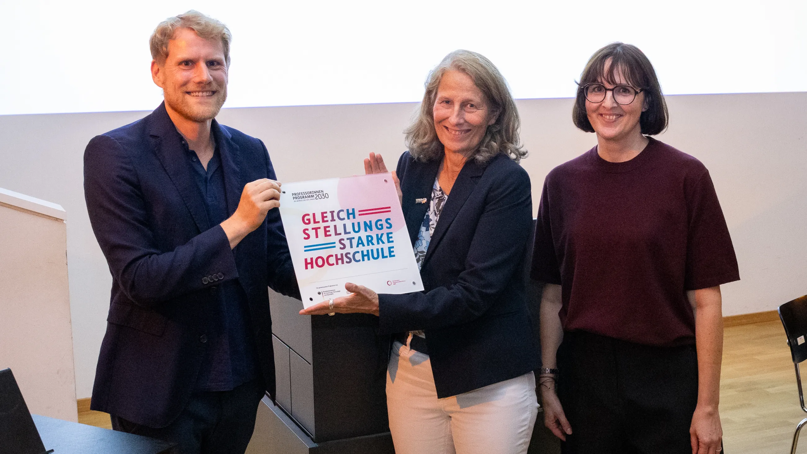 Dr. Hauke Plaßmann (MWFK), Prof. Dr. Eva Schmitt-Rodermund und Sandra Cartes (beide FH Potsdam)