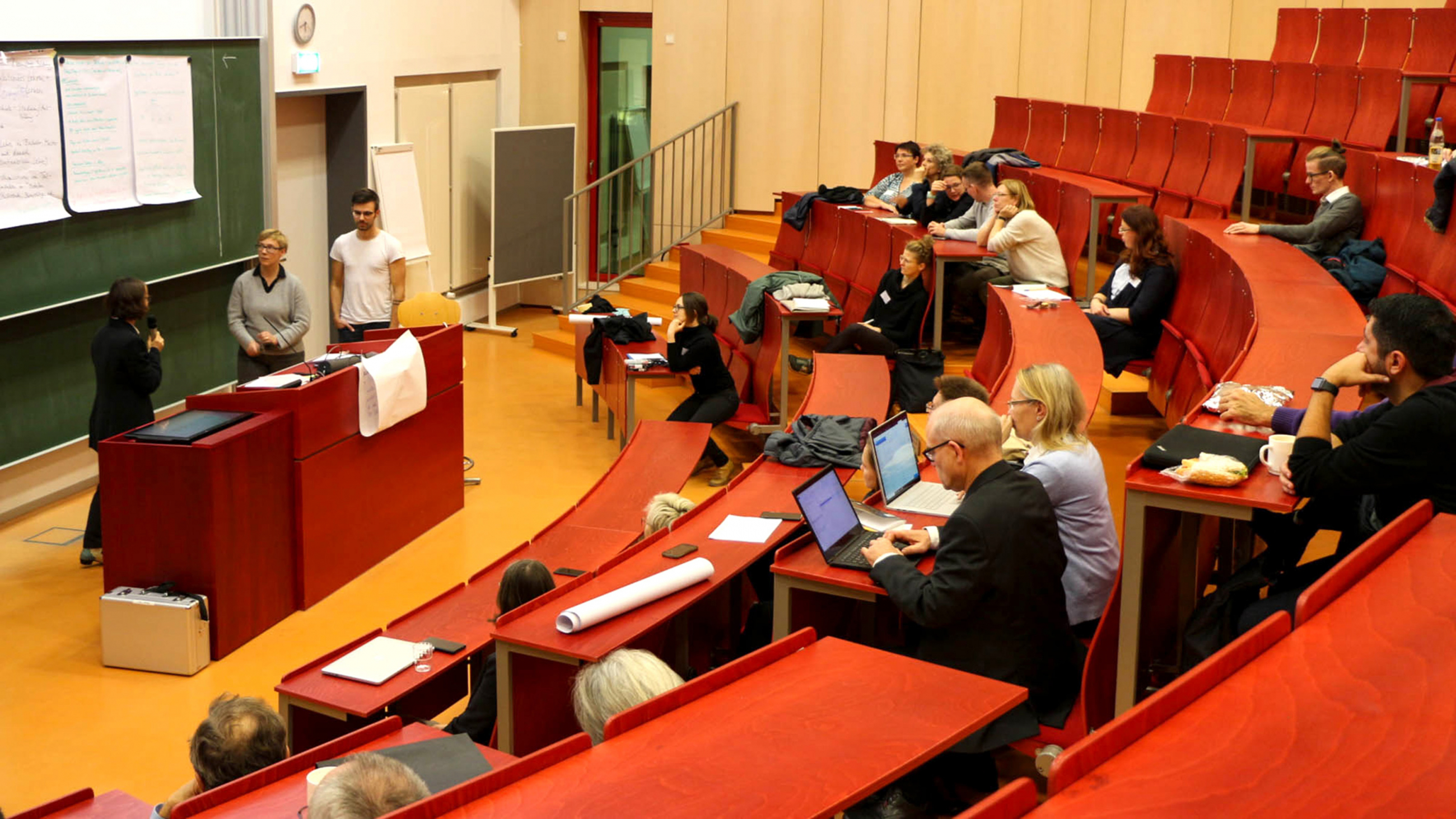 Studierende und Lehrende im Hörsaal der FH Potsdam bei einer Präsentation