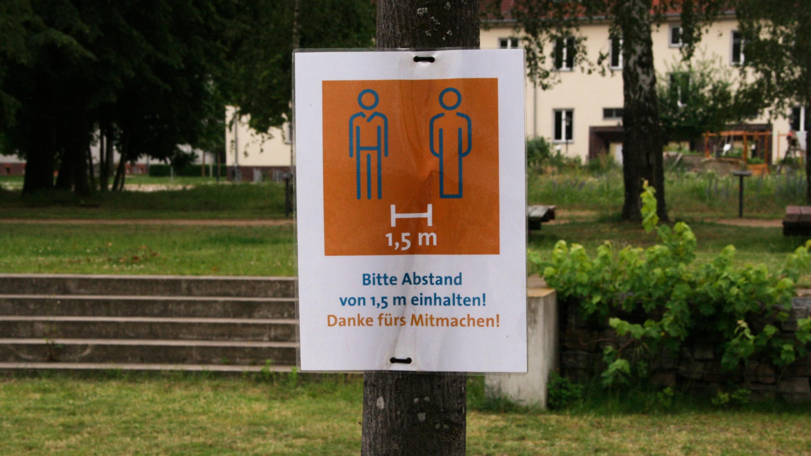 Aushang "Bitte Abstand halten" auf dem Campus der Fachhochschule Potsdam