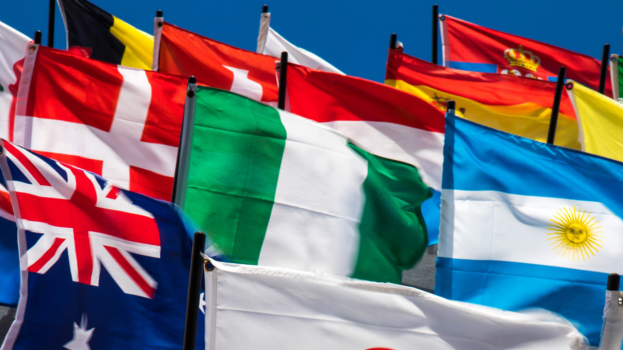Internationale Flaggen wehen im Wind