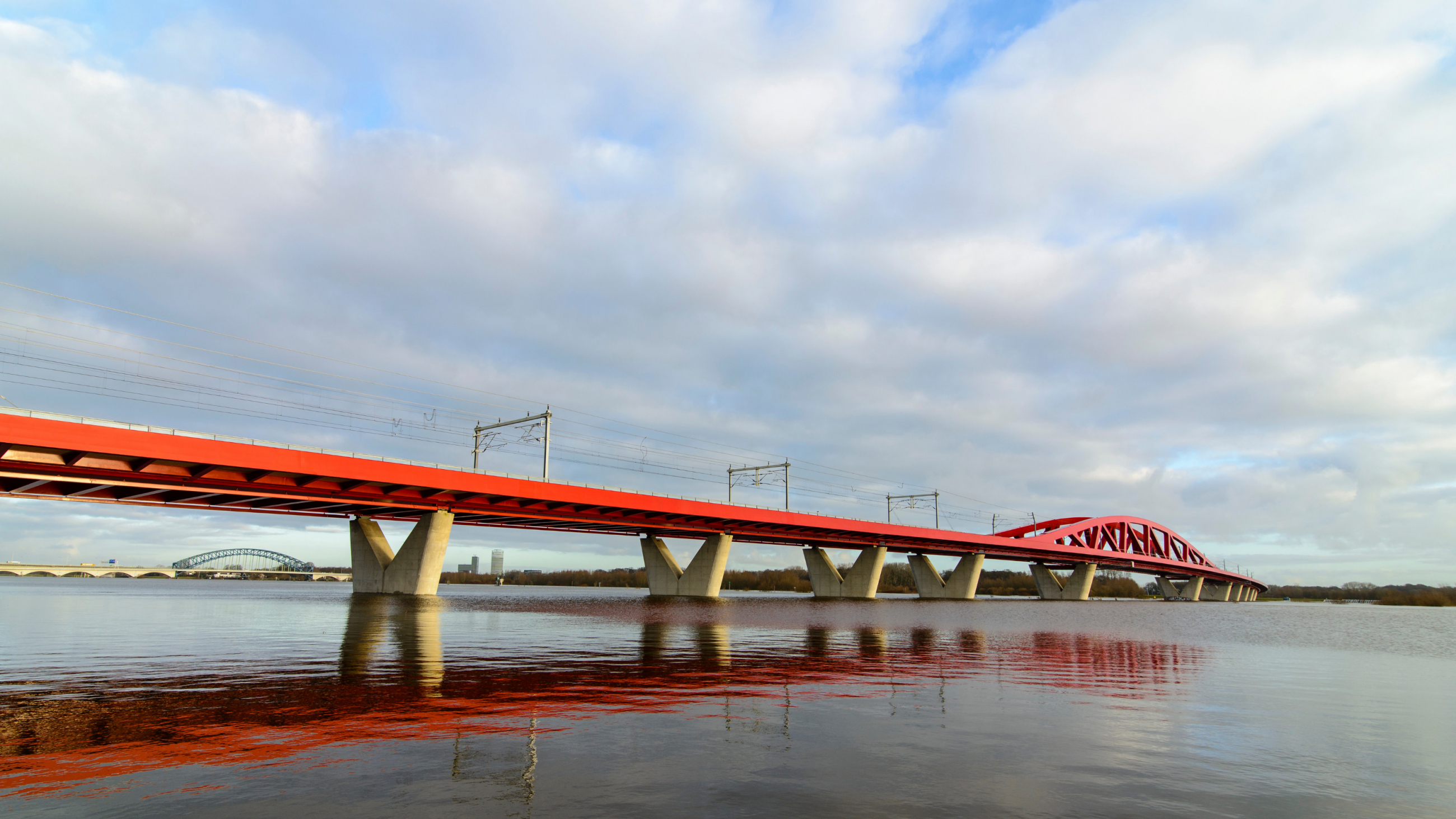 Rote Brücke über einem Fluss