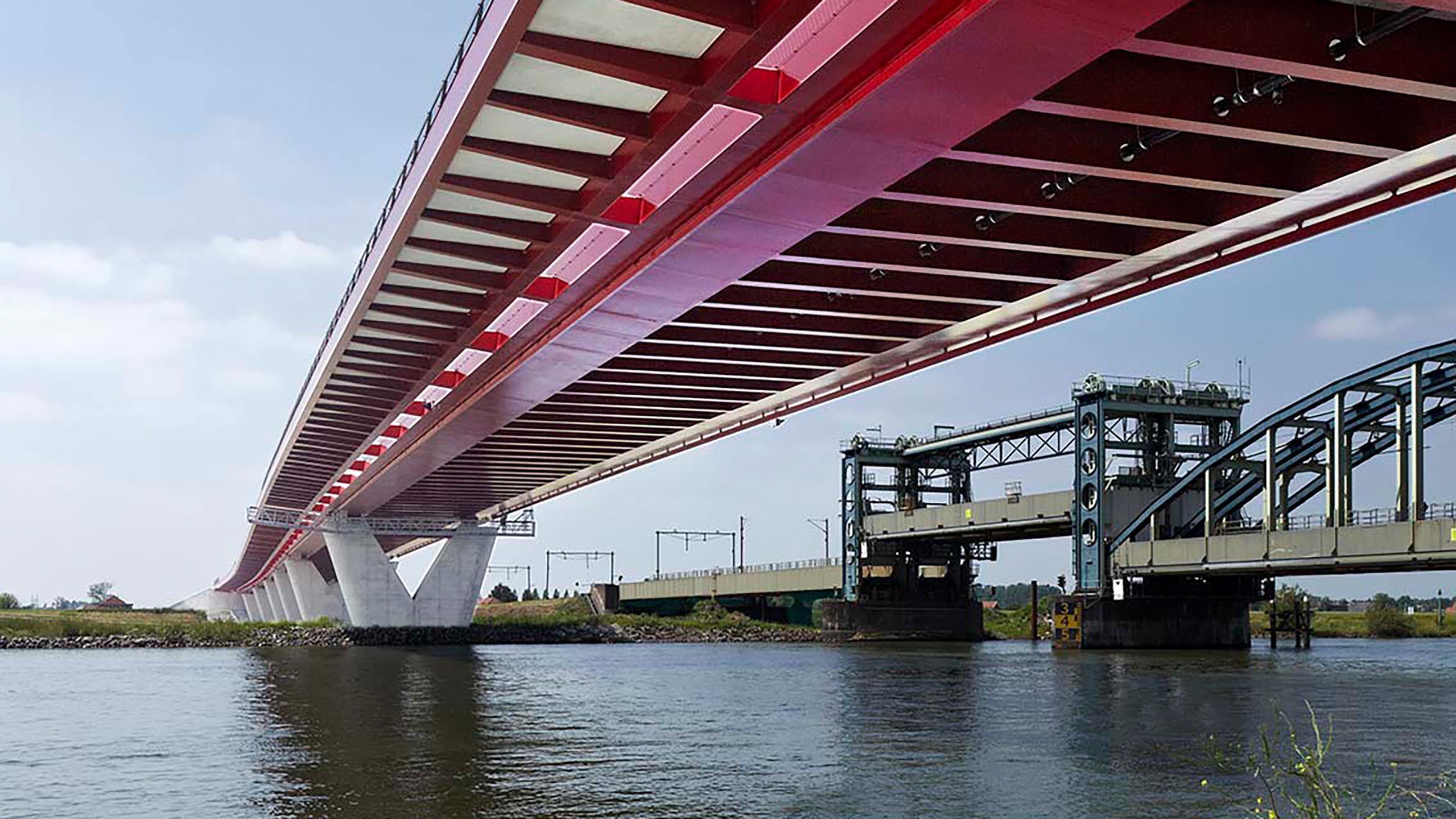 Rote IJsselbrücke über dem Wasser