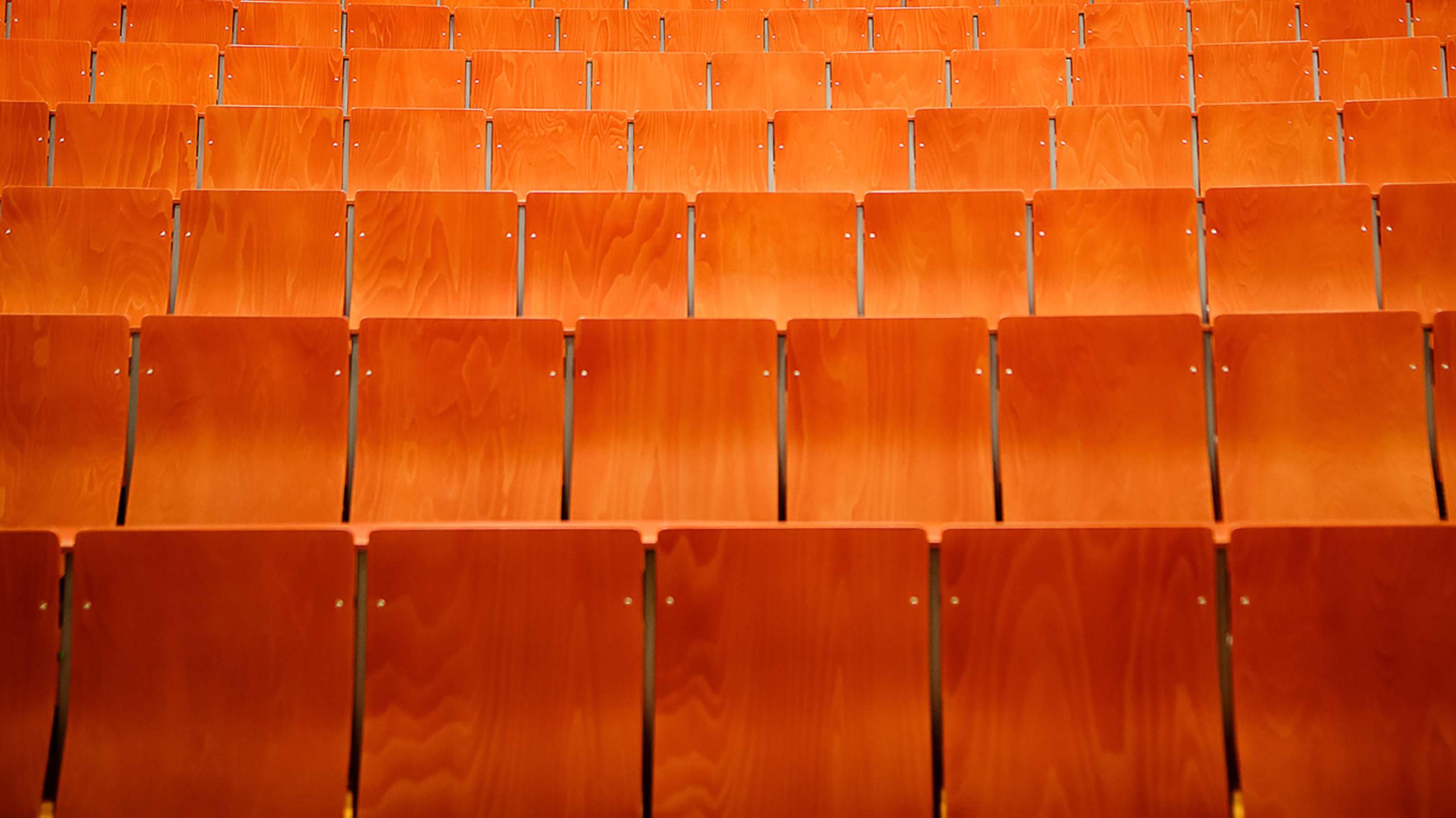 Leere Sitzplätze in einem Hörsaal der FH Potsdam