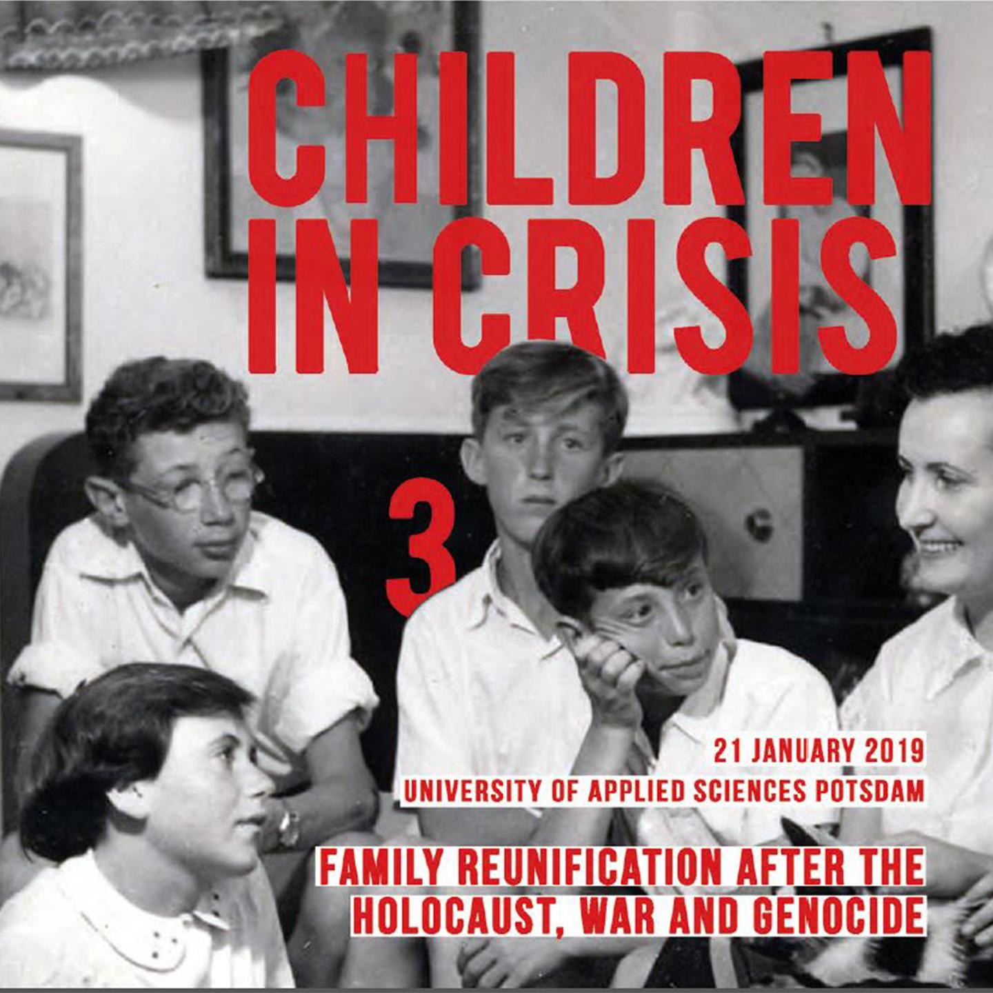 Schwarz-Weiß-Bild von mehreren Kindern, die zusammensitzen. Darauf in rot die Schrift "Children in Crisis".