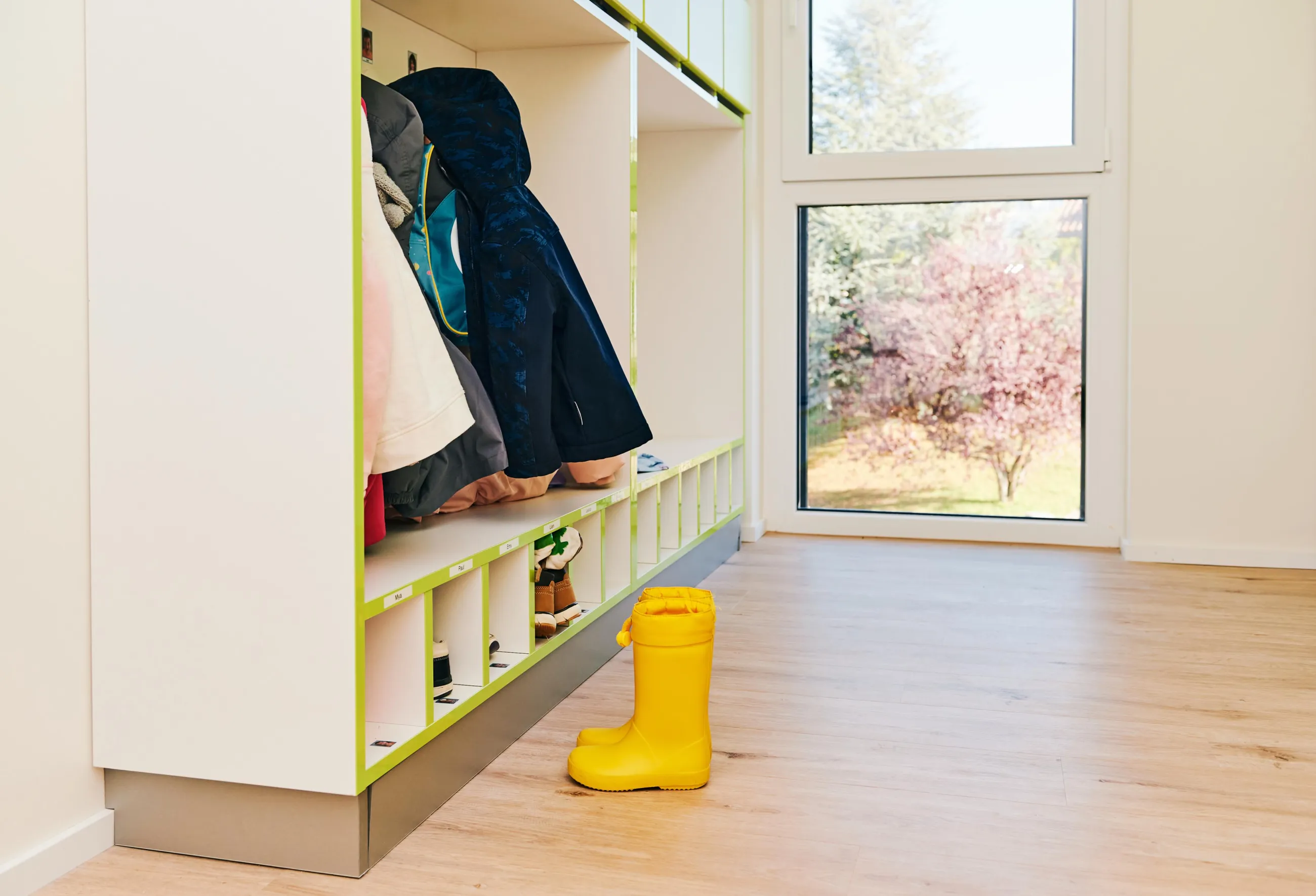Bild einer Garderobe mit Kinderkleidung und -schuhen
