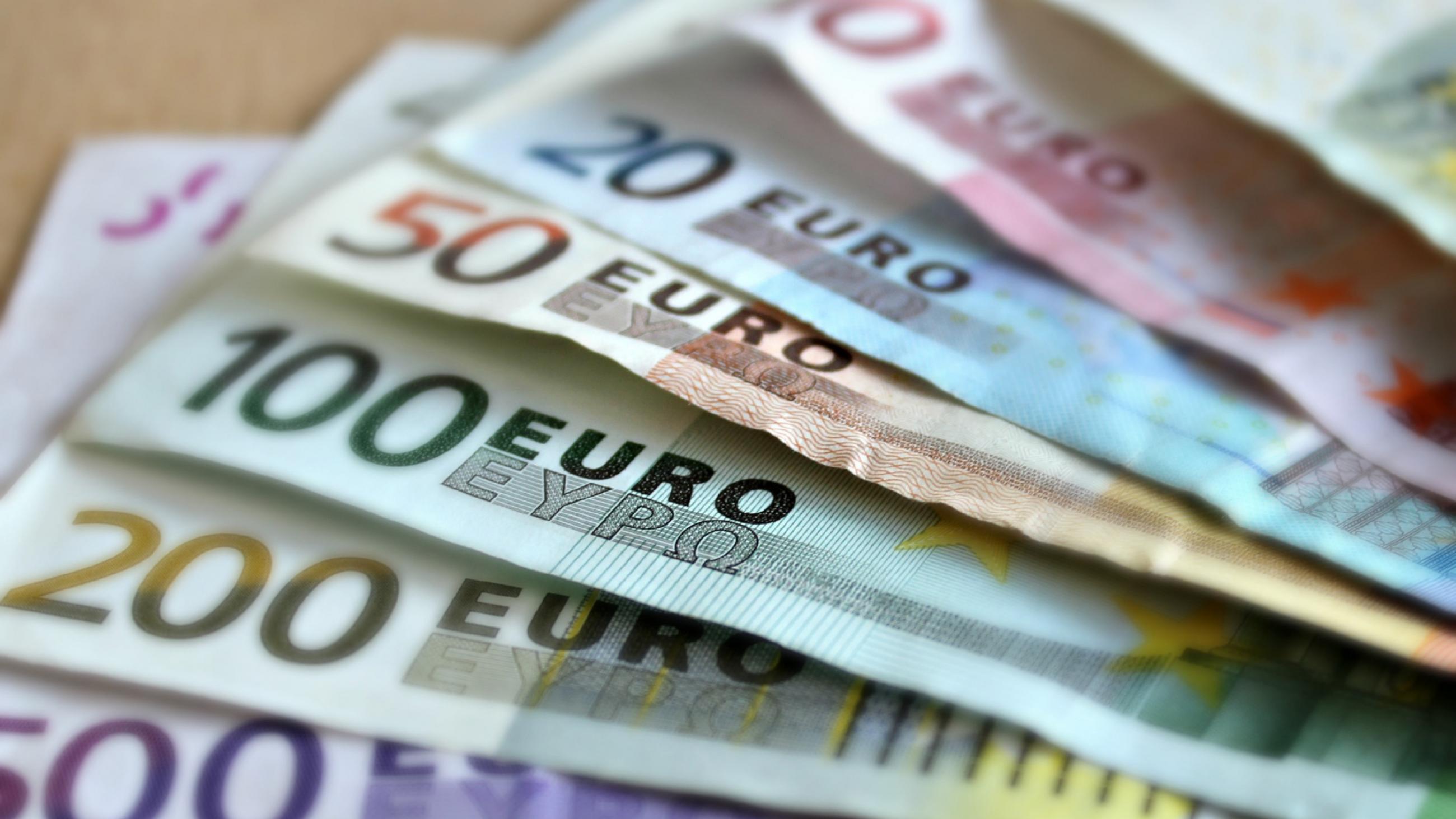 Euro-Scheine aufgefächert auf einem Tisch