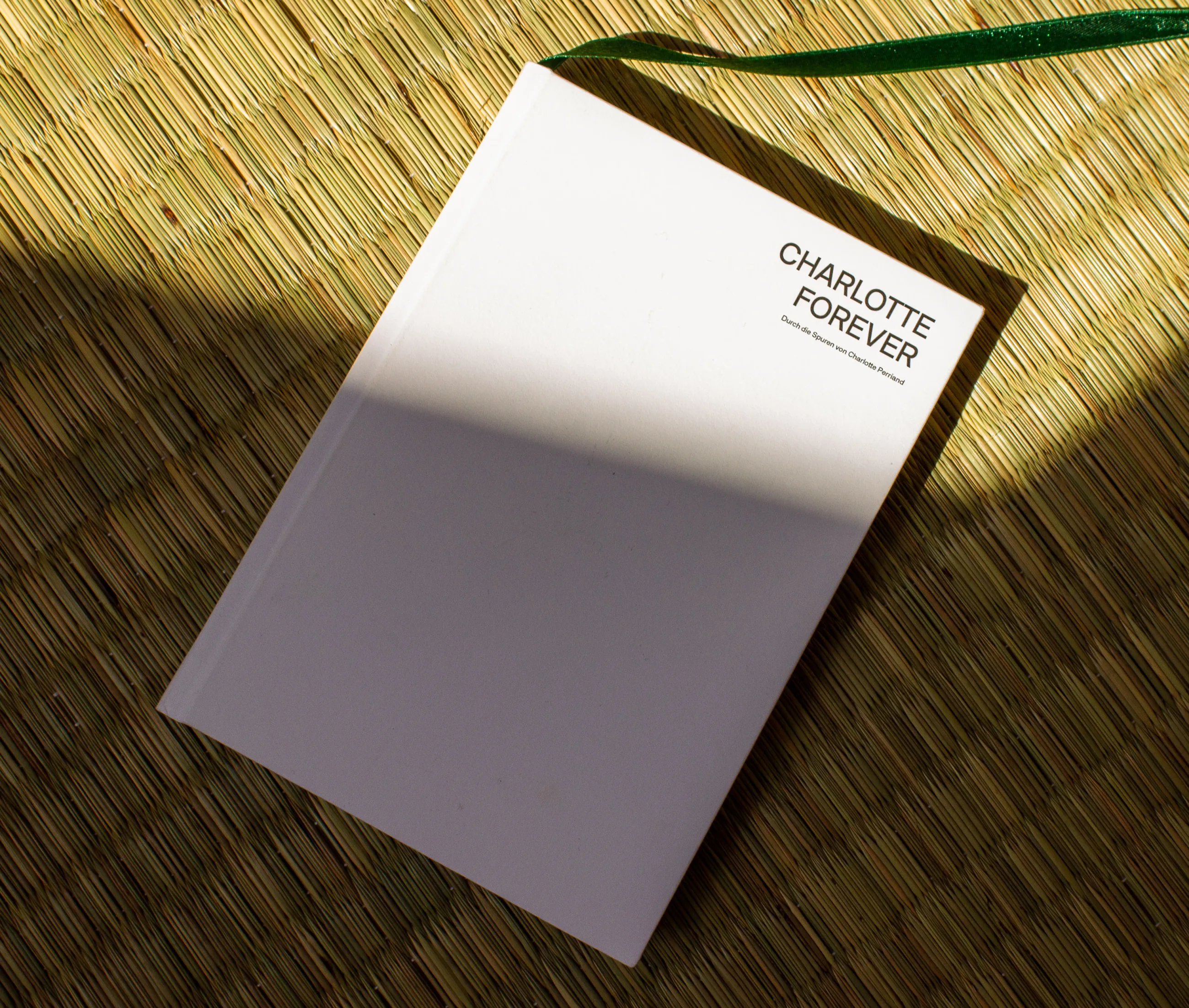 Das Bild zeigt das Katalogcover der Publikation CHARLOTTE FOREVER - Durch die Spuren von Charlotte Perriand