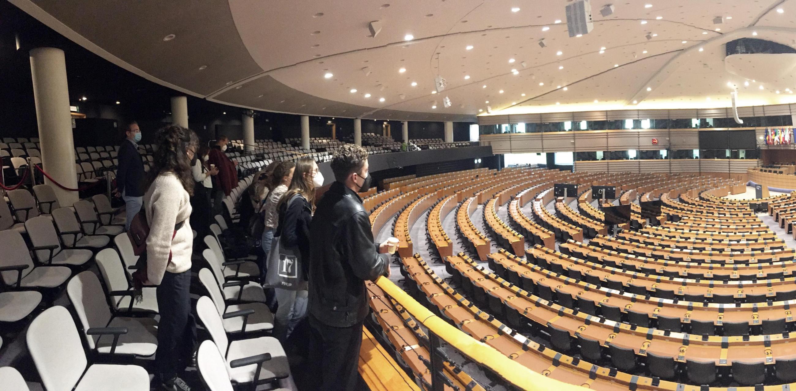 Studierende stehen im Plenarsaal des Europäischen Parlaments in Brüssel