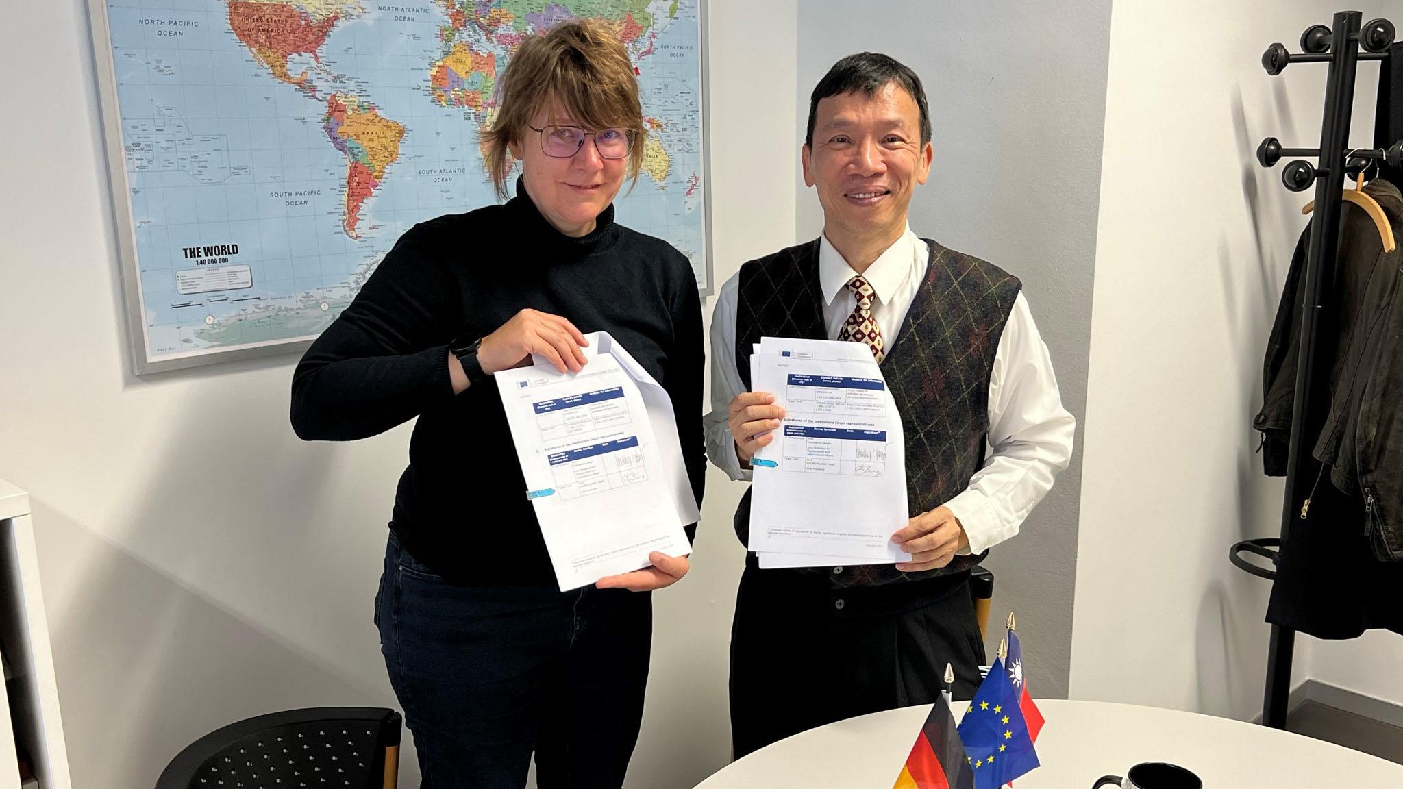 Prof. Langer und Prof. Dr. Pai unterschreiben neuen Kooperationsvertrag