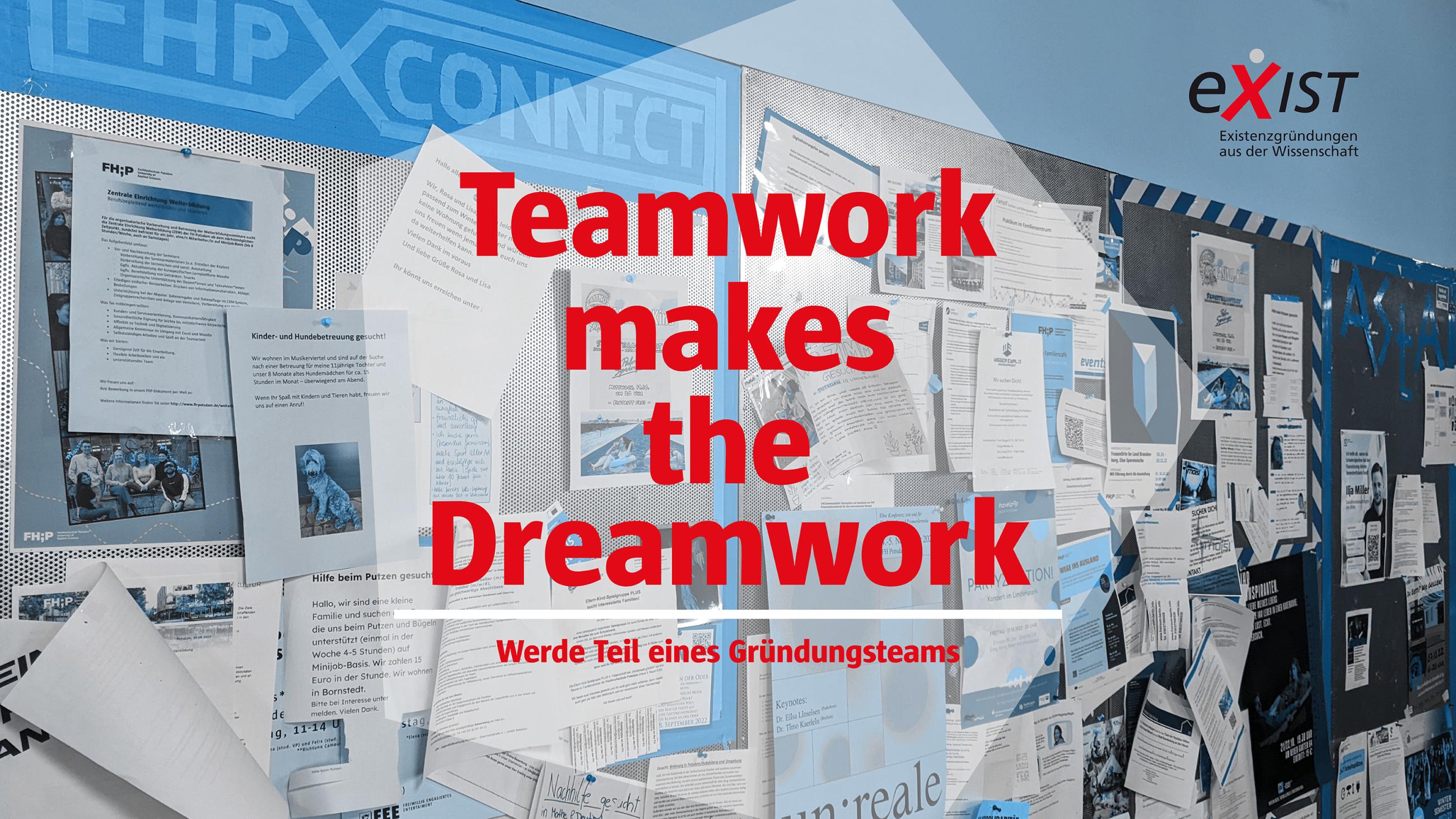 Schwarzes Brett der Mensa im Hintergrund mit der roten Aufschrift "Teamwork makes the Dreamwork – Werde Teil eines Gründungsteams"