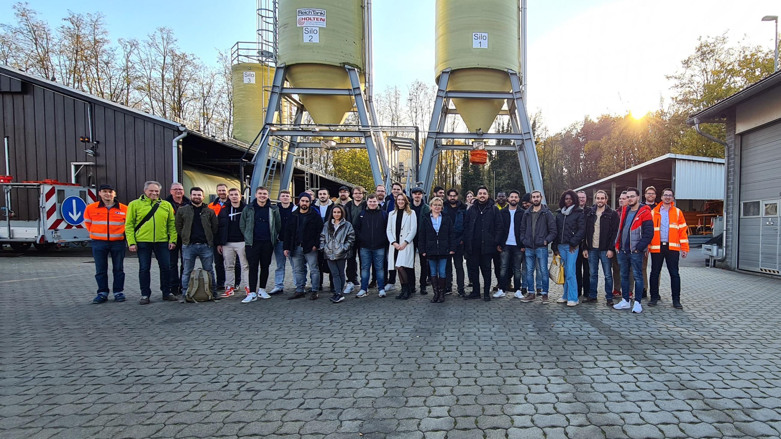 Gruppenfoto beim Besuch der Straßenmeisterei Bad Belzig