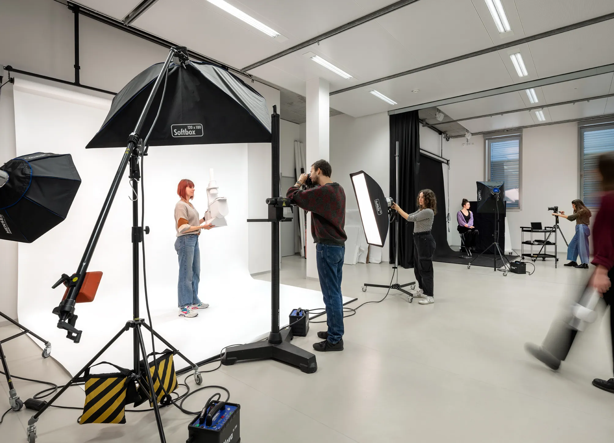 Studierende im Fotolabor beim Fotografieren