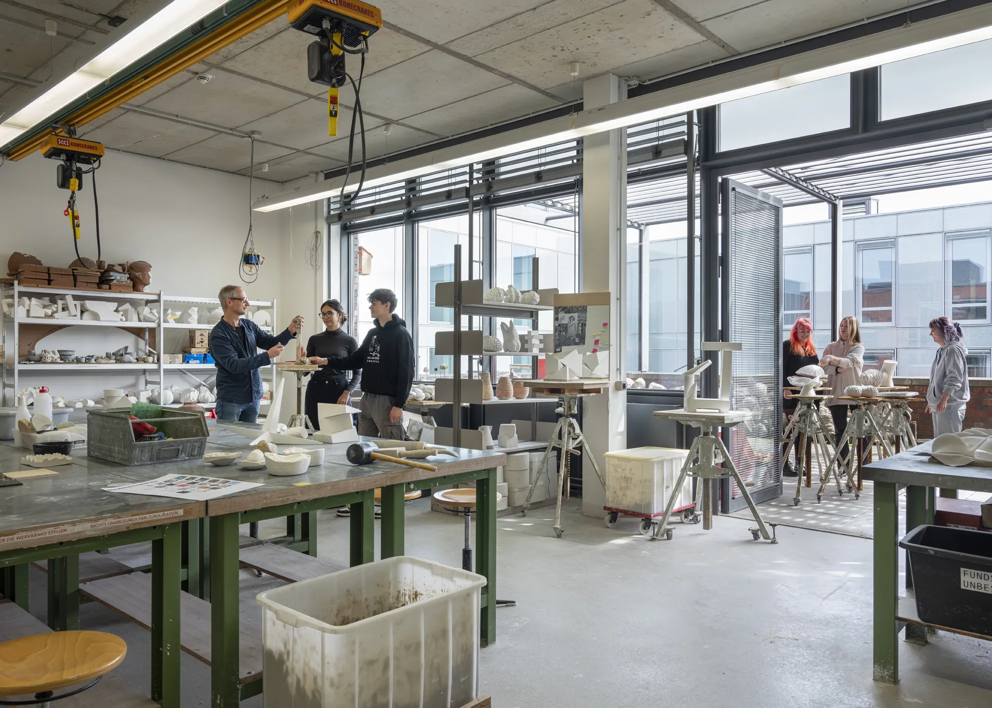 Studierende in der Keramikwerkstatt 