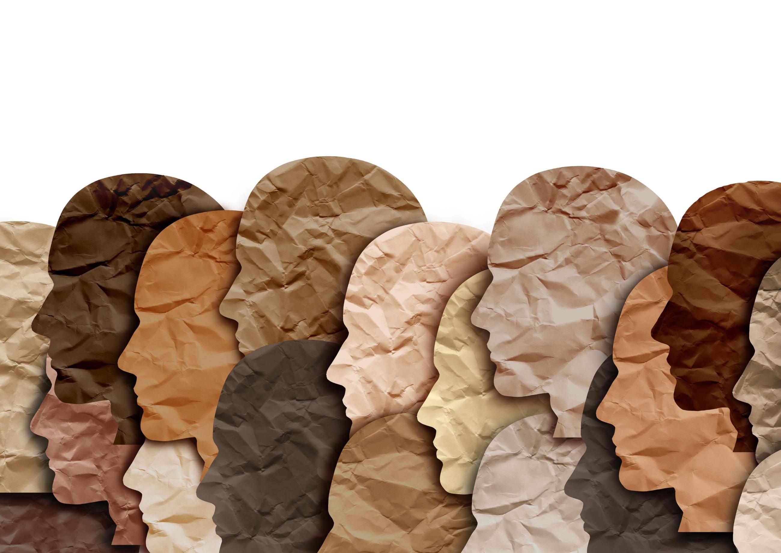 stilisierte und übereinander gelagerte Kopfkonturen aus Pappe in unterschiedlichen Hauttönen