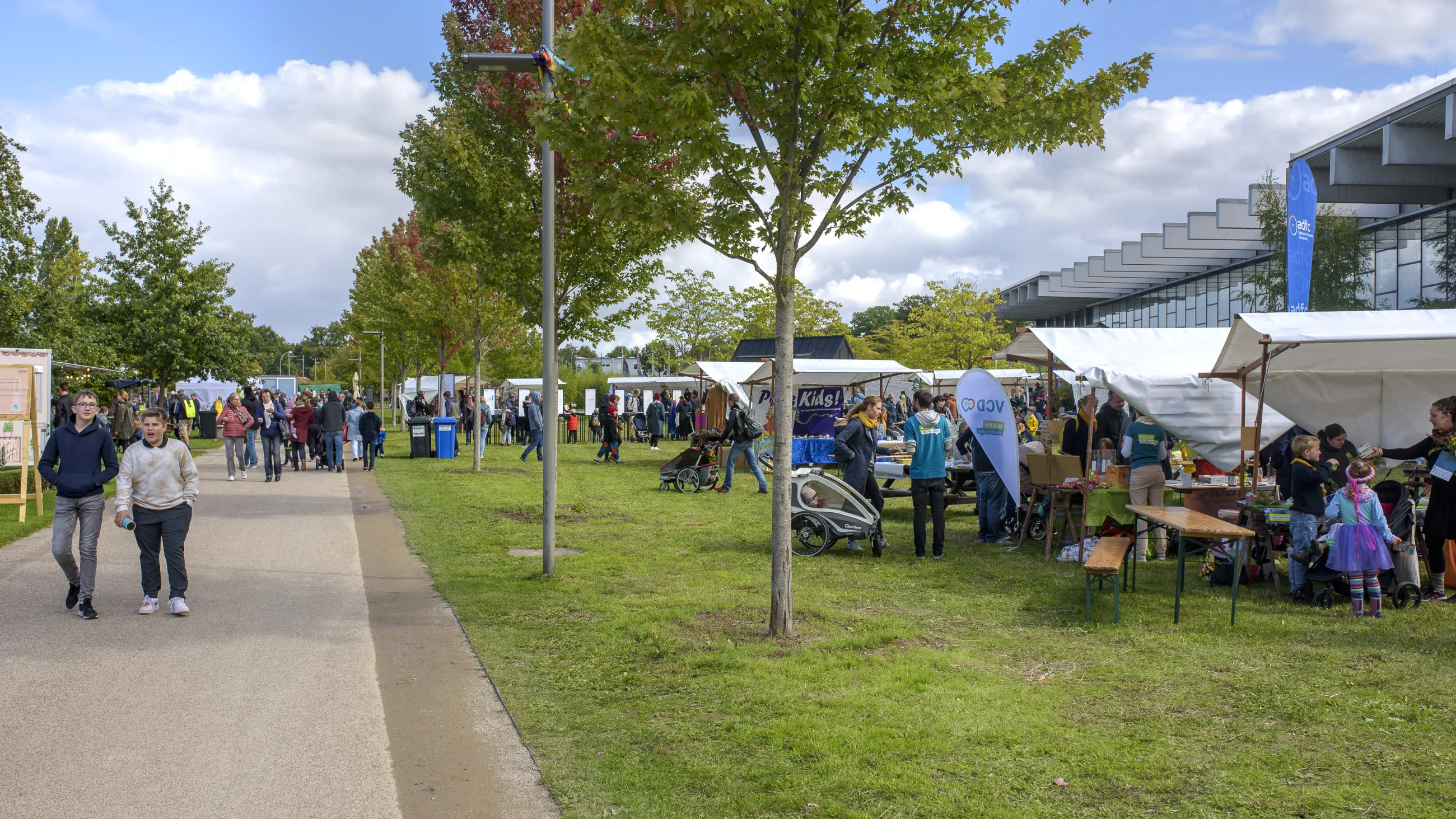 Blick vom Weg aus auf die Ausstellungsstände beim Umweltfest 2022 im Volkspark Potsdam