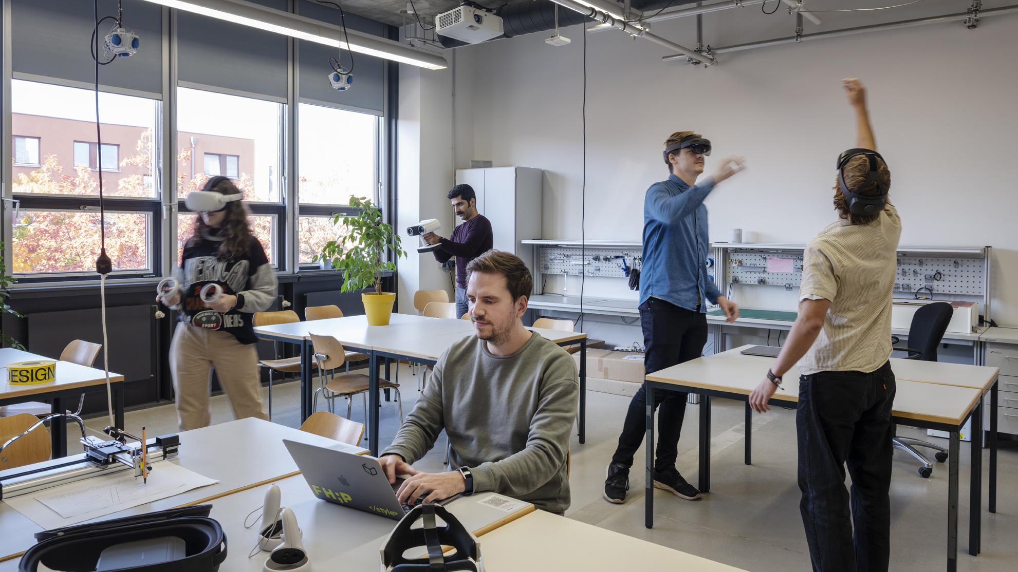 Blick in die Interfacewerkstatt, in der Studierende an VR-Projekten arbeiten.