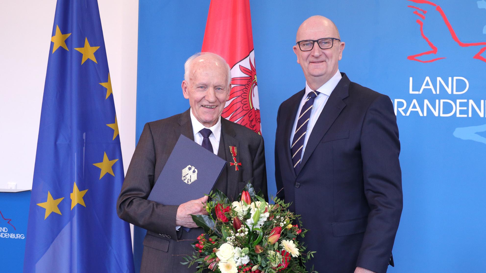Brandenburgs Ministerpräsident Dietmar Woidke übergibt Prof. Dr. Helmut Knüppel, Gründungsdirektor der Fachhochschule Potsdam, das Verdienstkreuz am Bande