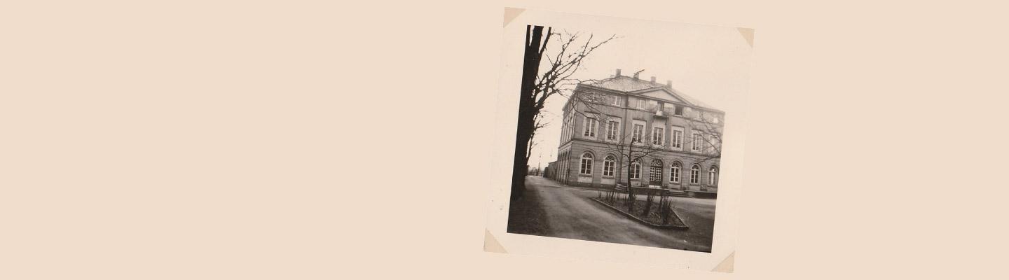 Schwarz-weiß-Fotografie des Gebäudes Martinstift