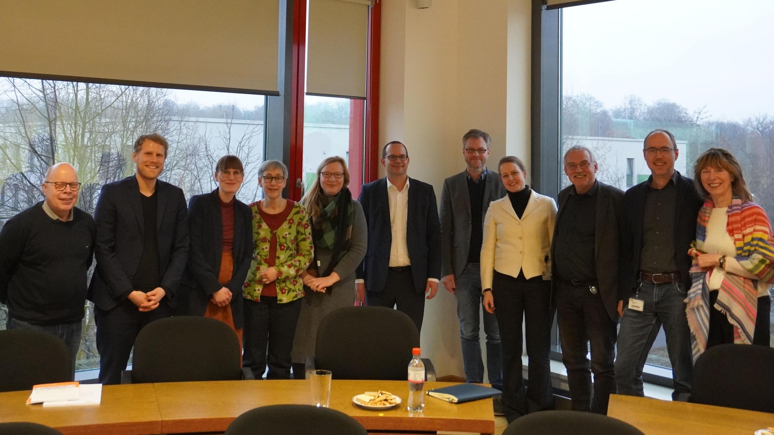 Gruppenbild mit Staatssekretär Dünow (Mitte) beim Treffen mit den Vernetzungs- und Koordinierungsstellen an der FH Potsdam