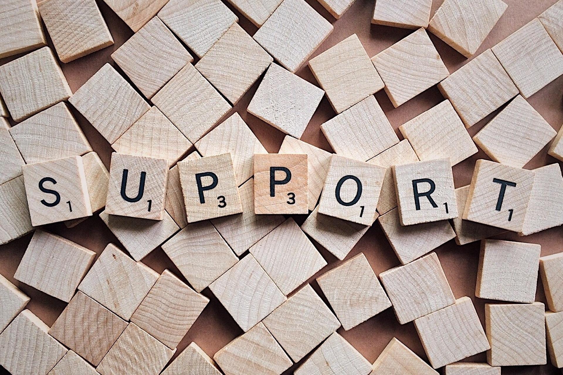 Scrabblesteine bilden das Wort "Support"