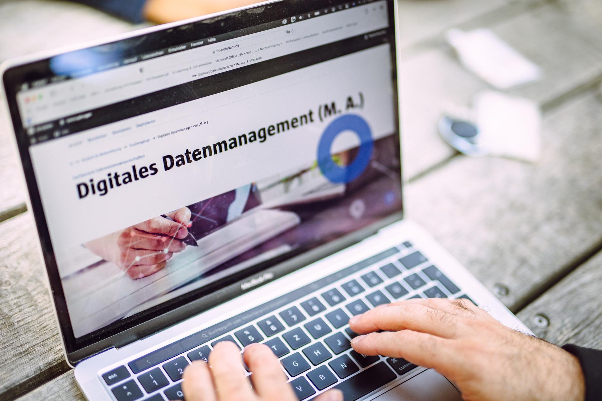 Hände auf Laptoptastatur im Internet ist die Website des weiterbildenden Masterstudiengangs Digitales Datenmanagement der Fachhochschule Potsdam aufgerufen