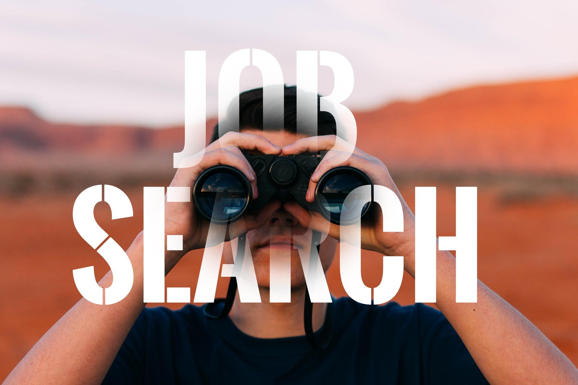 Person mit Fernglas und Schriftzug "Job Search"