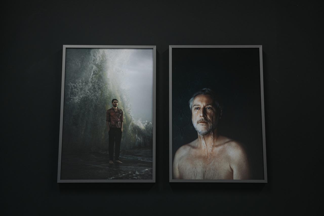 Zwei gerahmte Fotografien – eine Person stehend vor einer Welle und ein Portrait