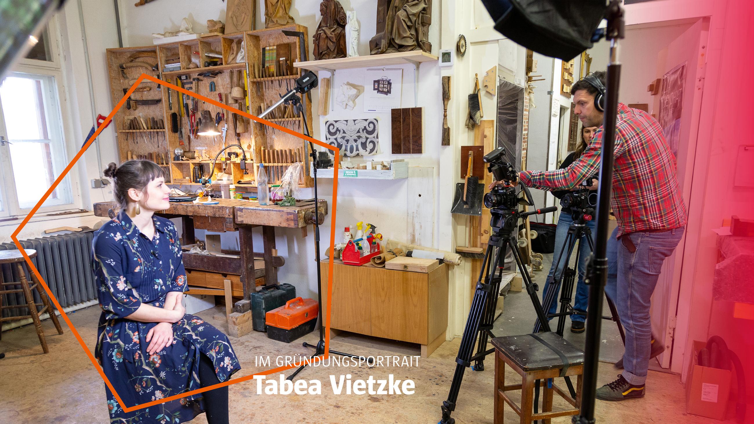 Tabea in ihrer Werkstatt umgeben vom Filmteam