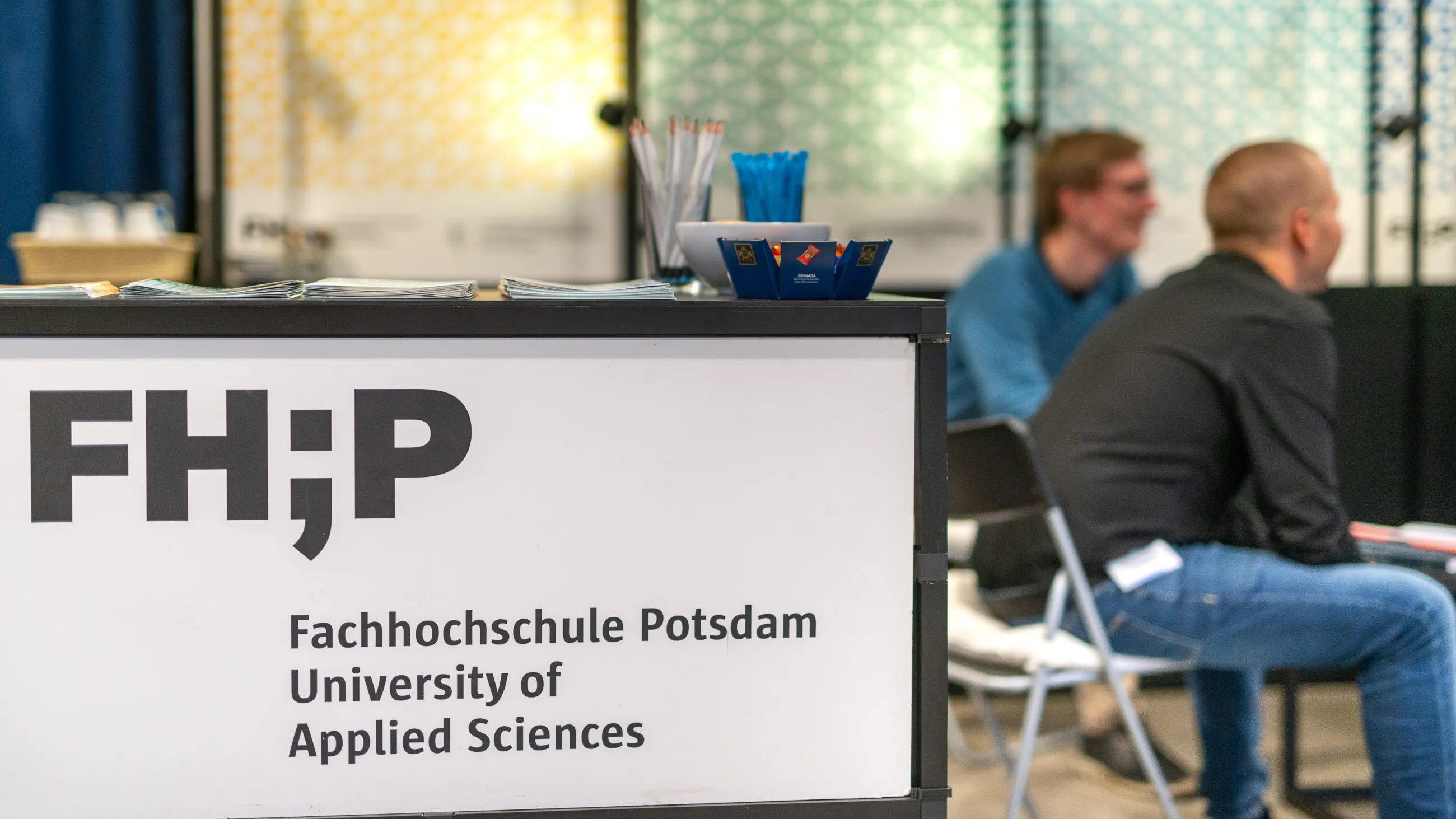 Die Fernweiterbildung Archiv präsentiert vier berufsbegleitende sowie berufsqualifizierende Weiterbildungsangebote für angehende Archivare und Archivarinnen auf der ARCHVISTICA 2023 in Bielefeld