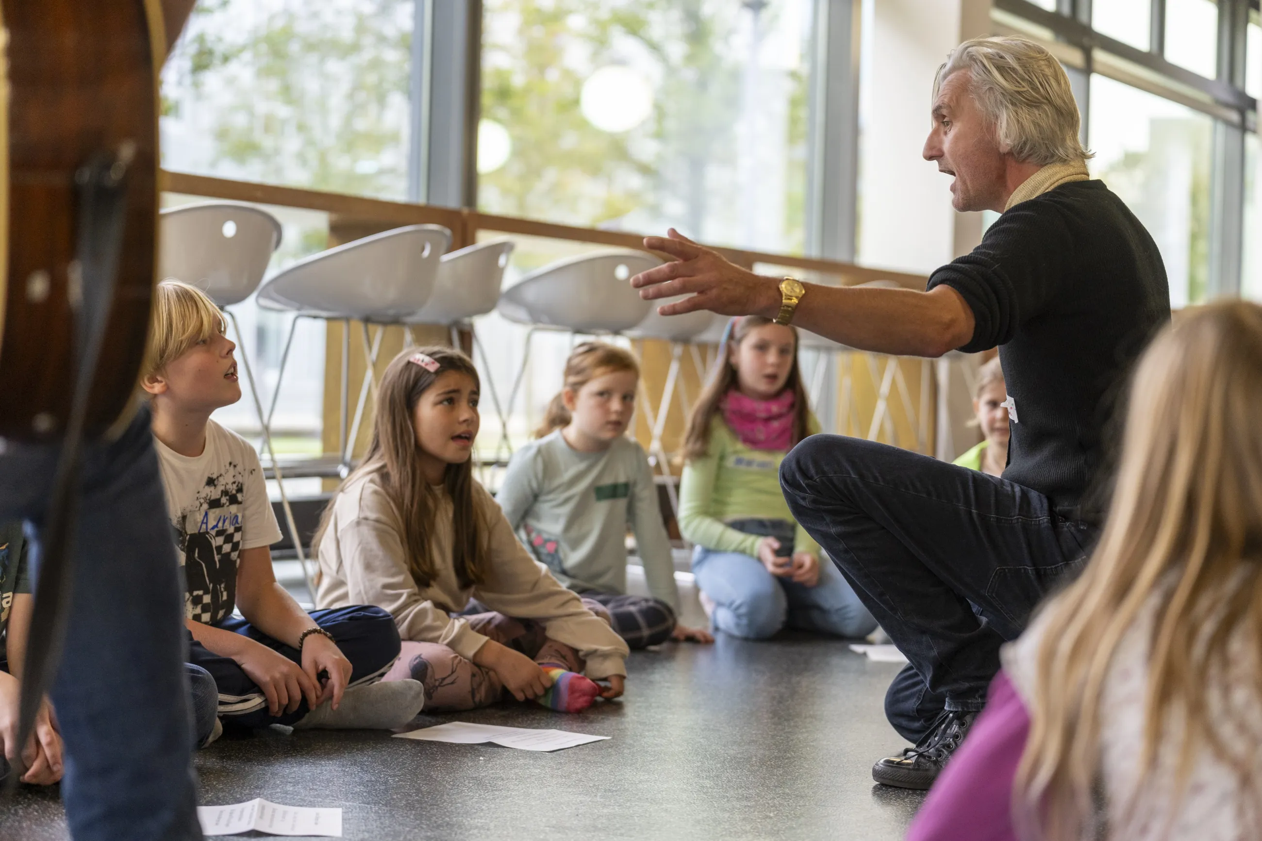 Mehrere Kinder werden beim Singen angeleitet